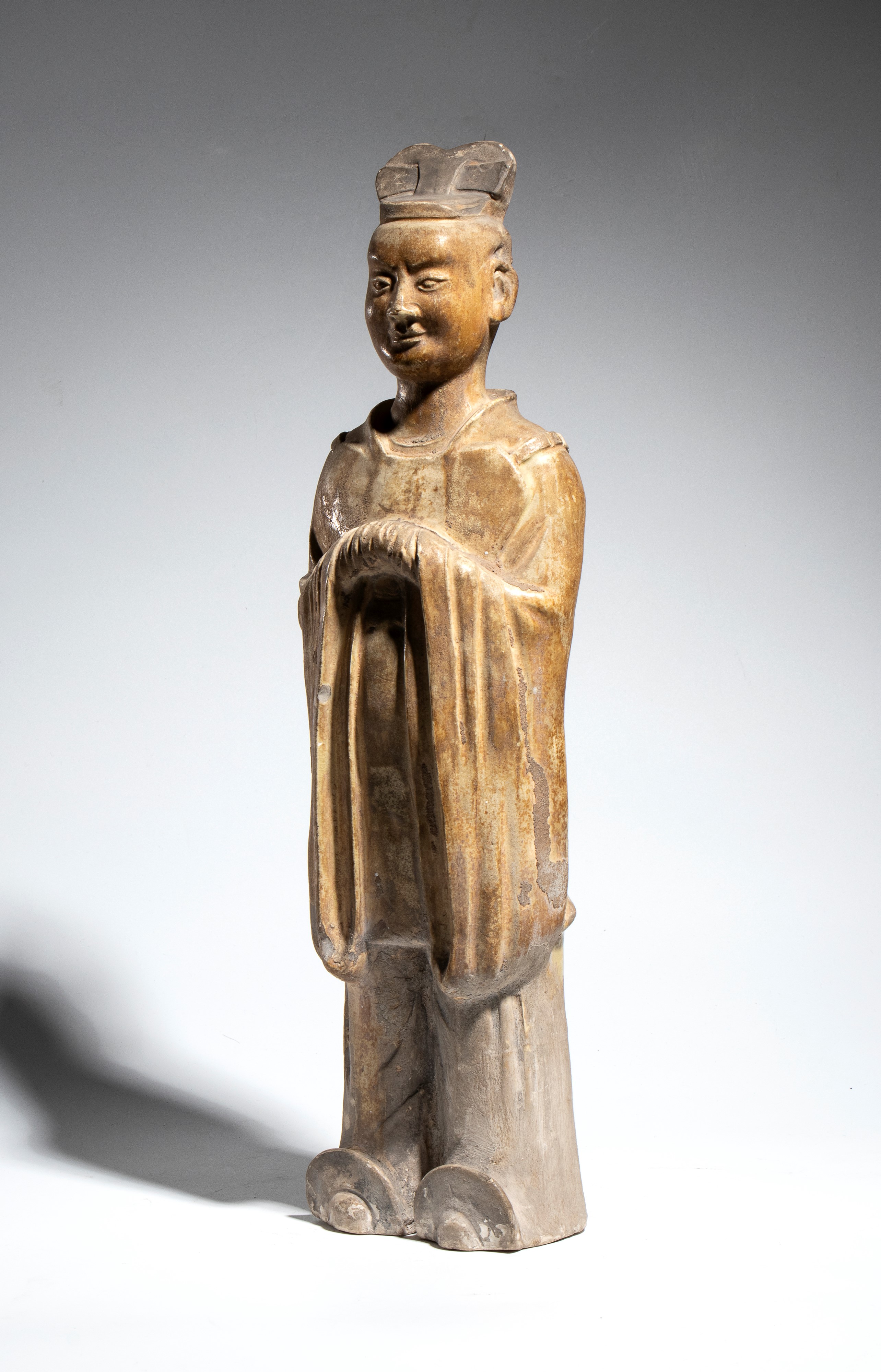 Figura in ceramica, funzionario di corte, Cina, dinastia Tang (VIII secolo)