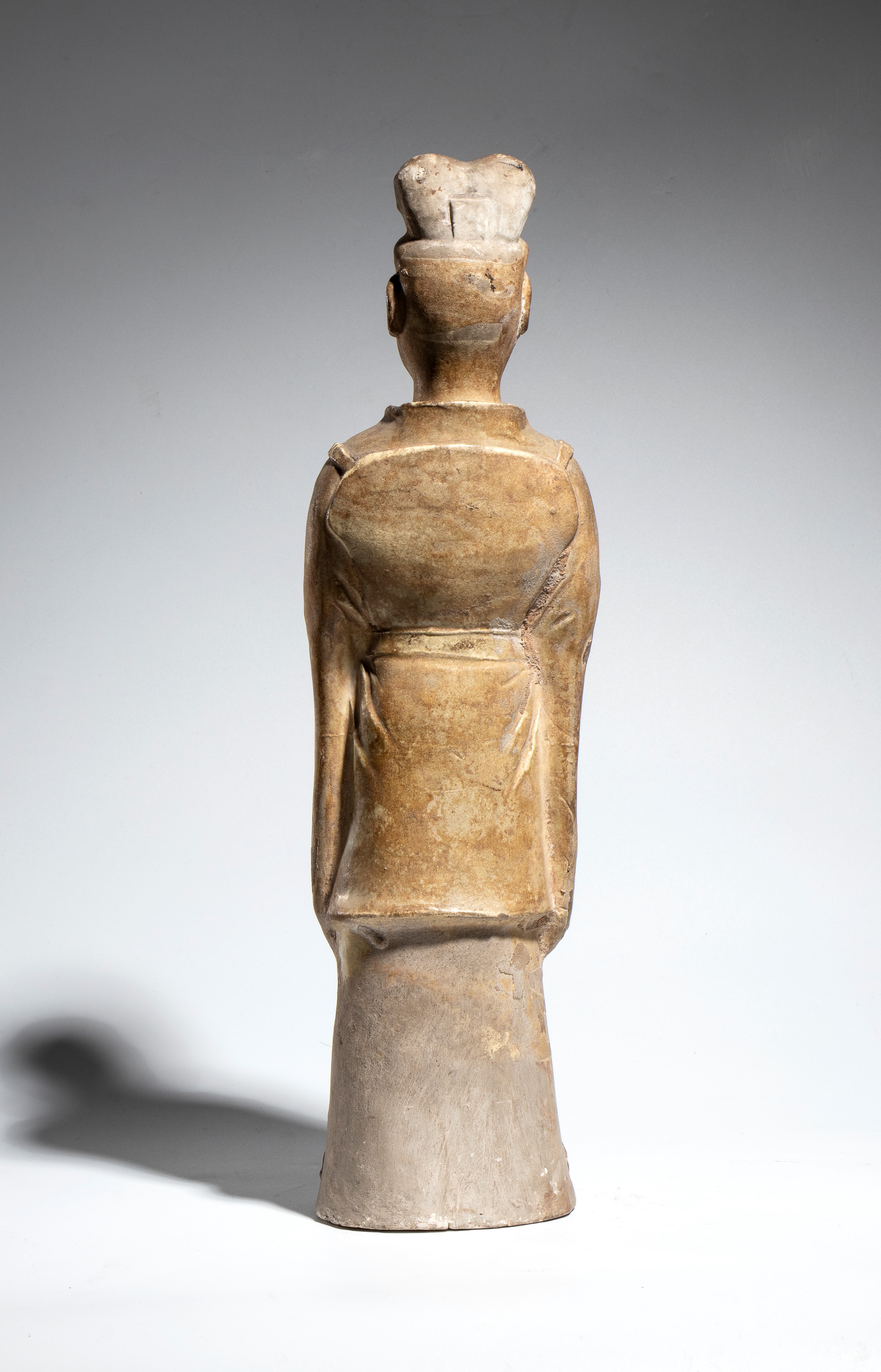 Figura in ceramica, funzionario di corte, Cina, dinastia Tang (VIII secolo)