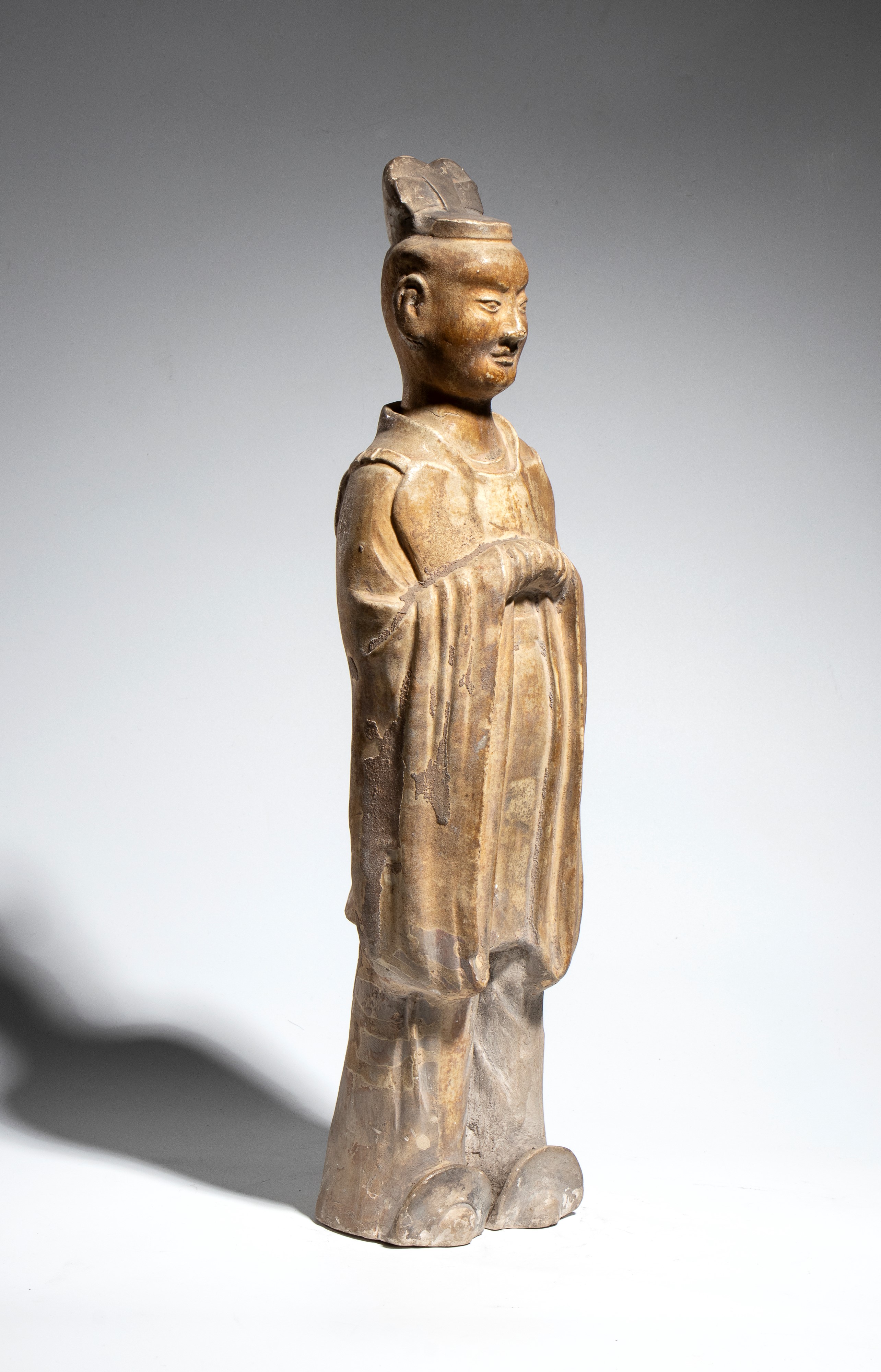 Figura in ceramica, funzionario di corte, Cina, dinastia Tang (VIII secolo)