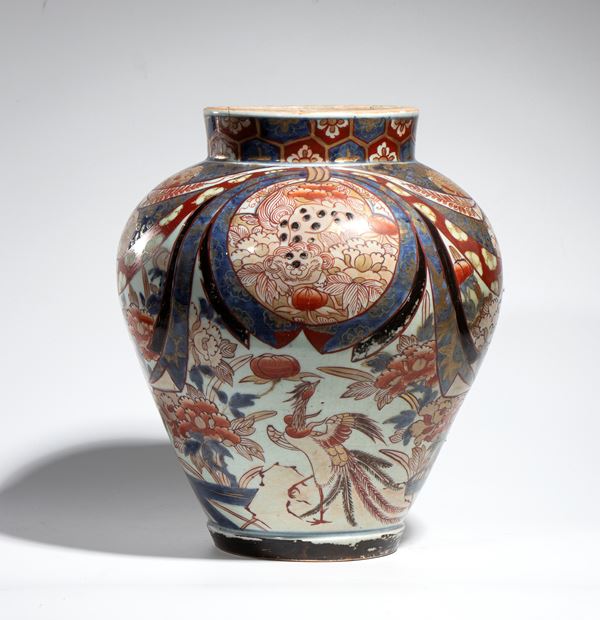 Vaso Imari senza coperchio in porcellana decorato con motivi policromi floreali e uccelli. Giappone, XVIII secolo
