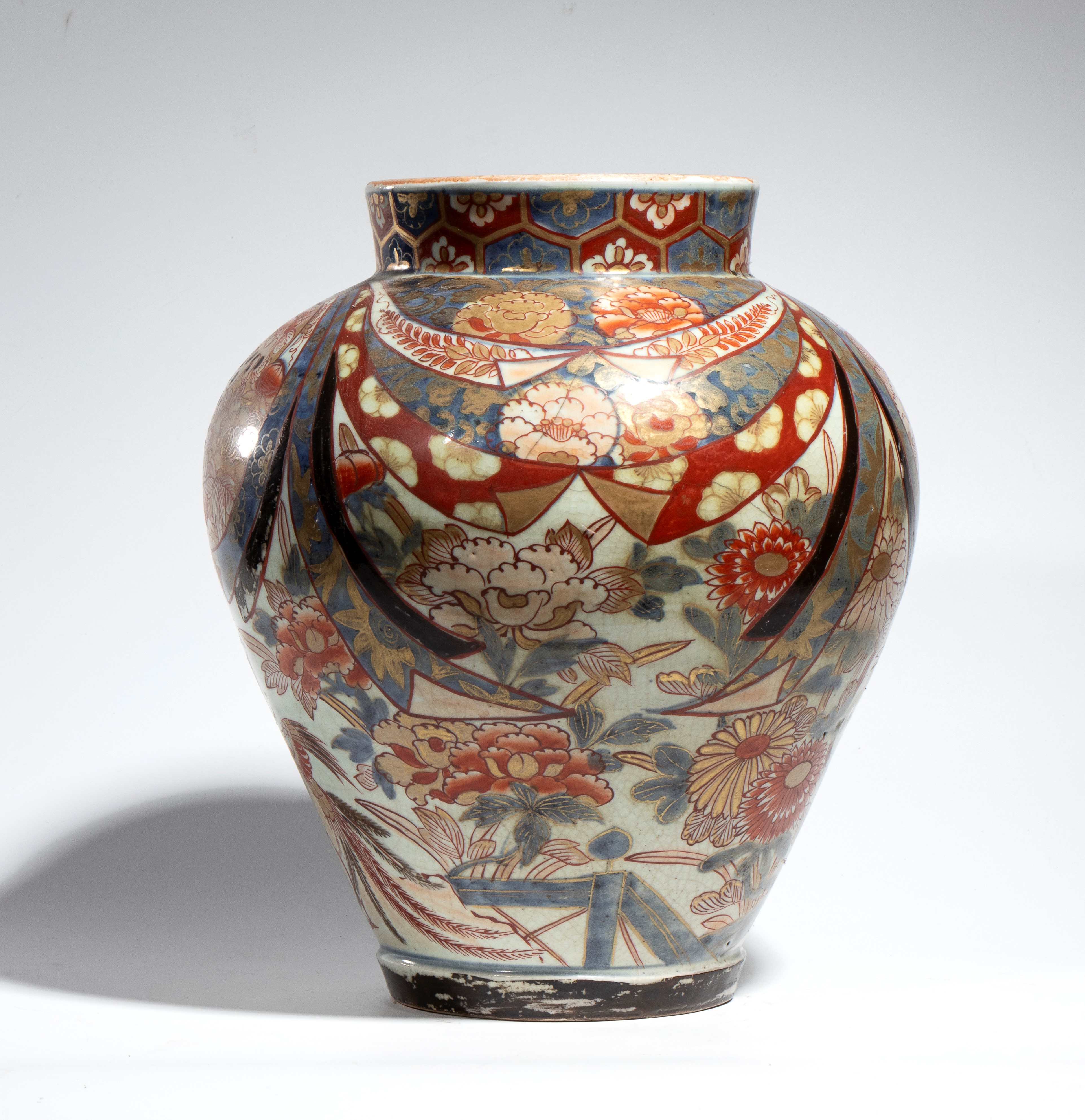 Vaso Imari senza coperchio, porcellana policroma con motivi floreali e uccelli (Giappone, XVIII s...