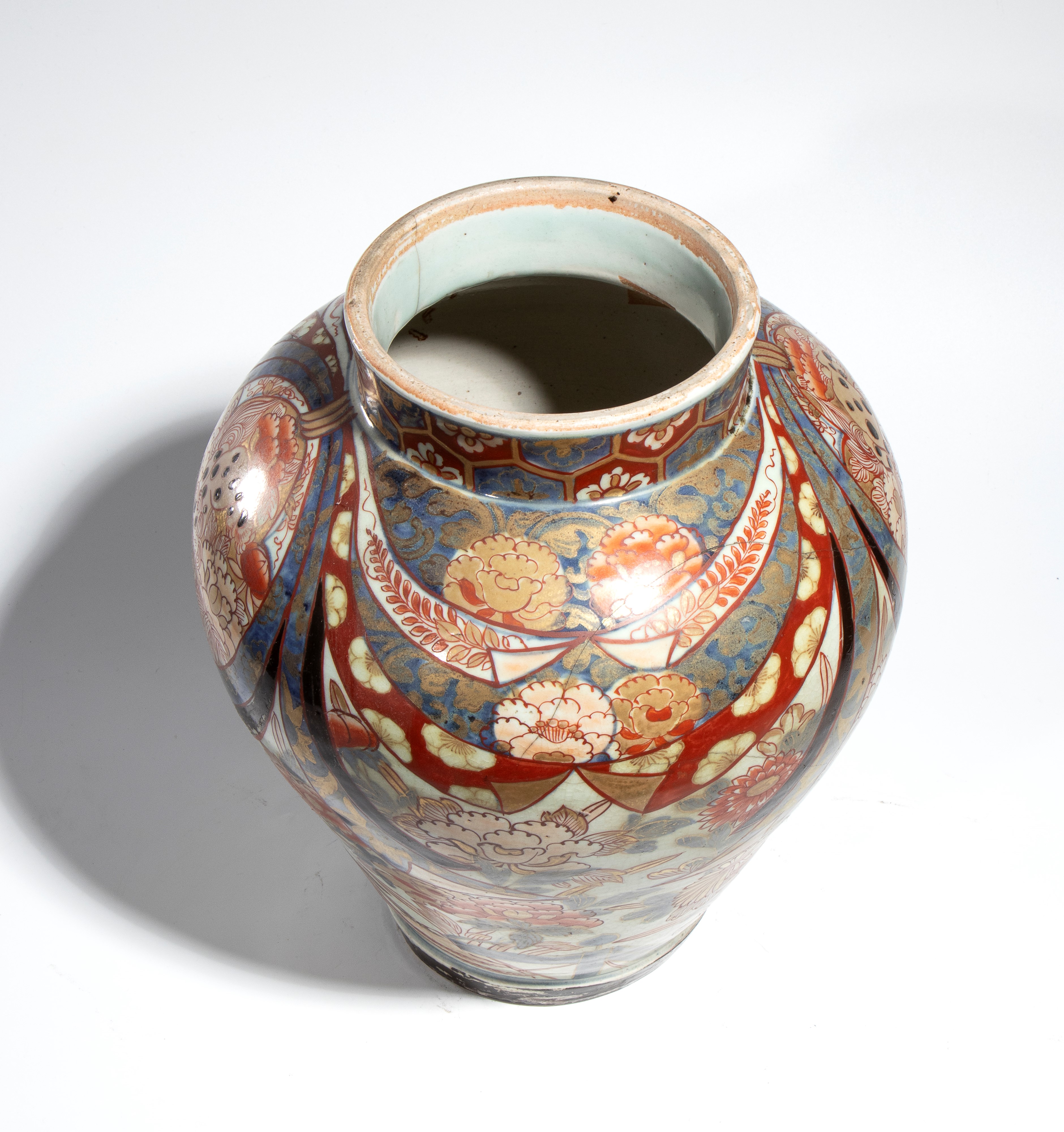 Vaso Imari senza coperchio, porcellana policroma con motivi floreali e uccelli (Giappone, XVIII s...