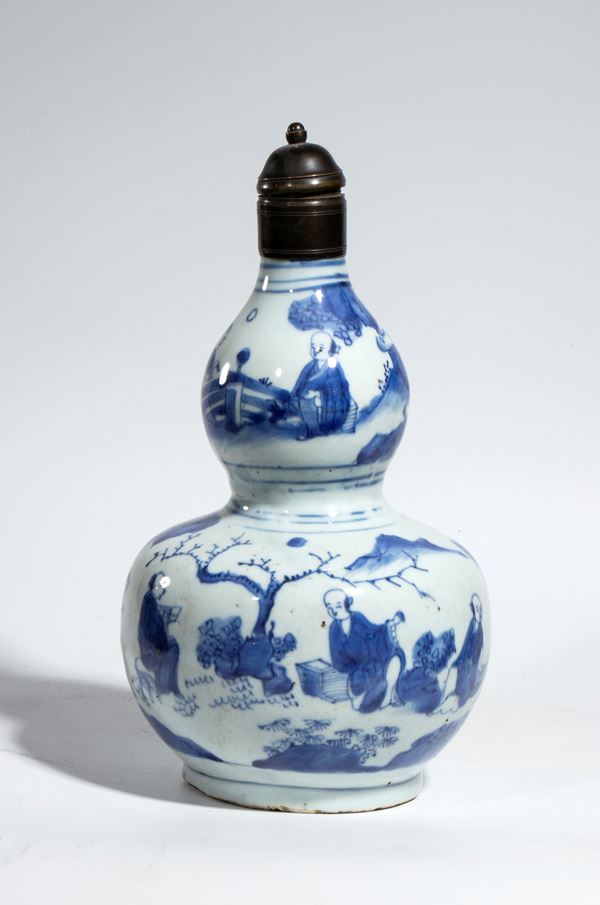 Vaso a forma di zucca in porcellana bianca e blu con decorazione figurativa con un tappo a pomello su collo corto. Cina, fine dinastia Ming, XVII secolo