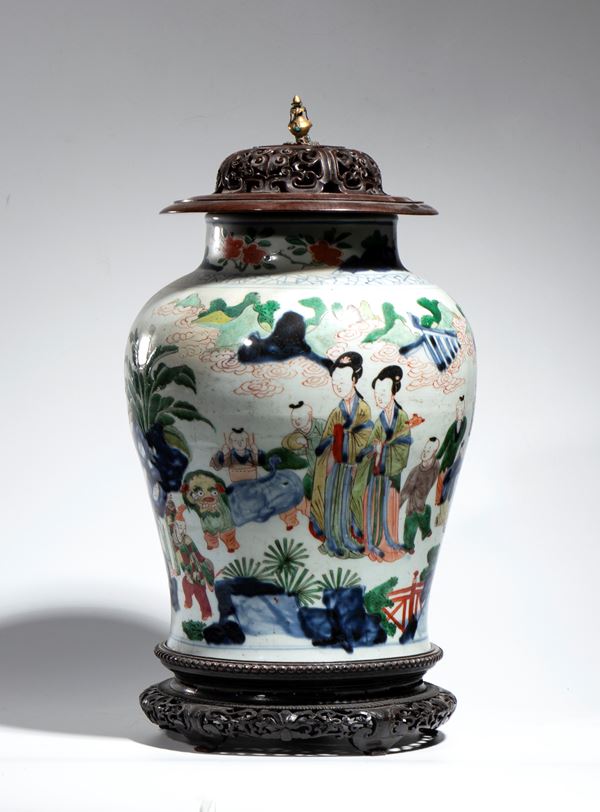 Potiche in porcellana wucai decorata con una scena raffigurante dame e bambini all'interno di un giardino con coperchio in legno e bronzo. Cina, dinastia Qing, periodo Kangxi