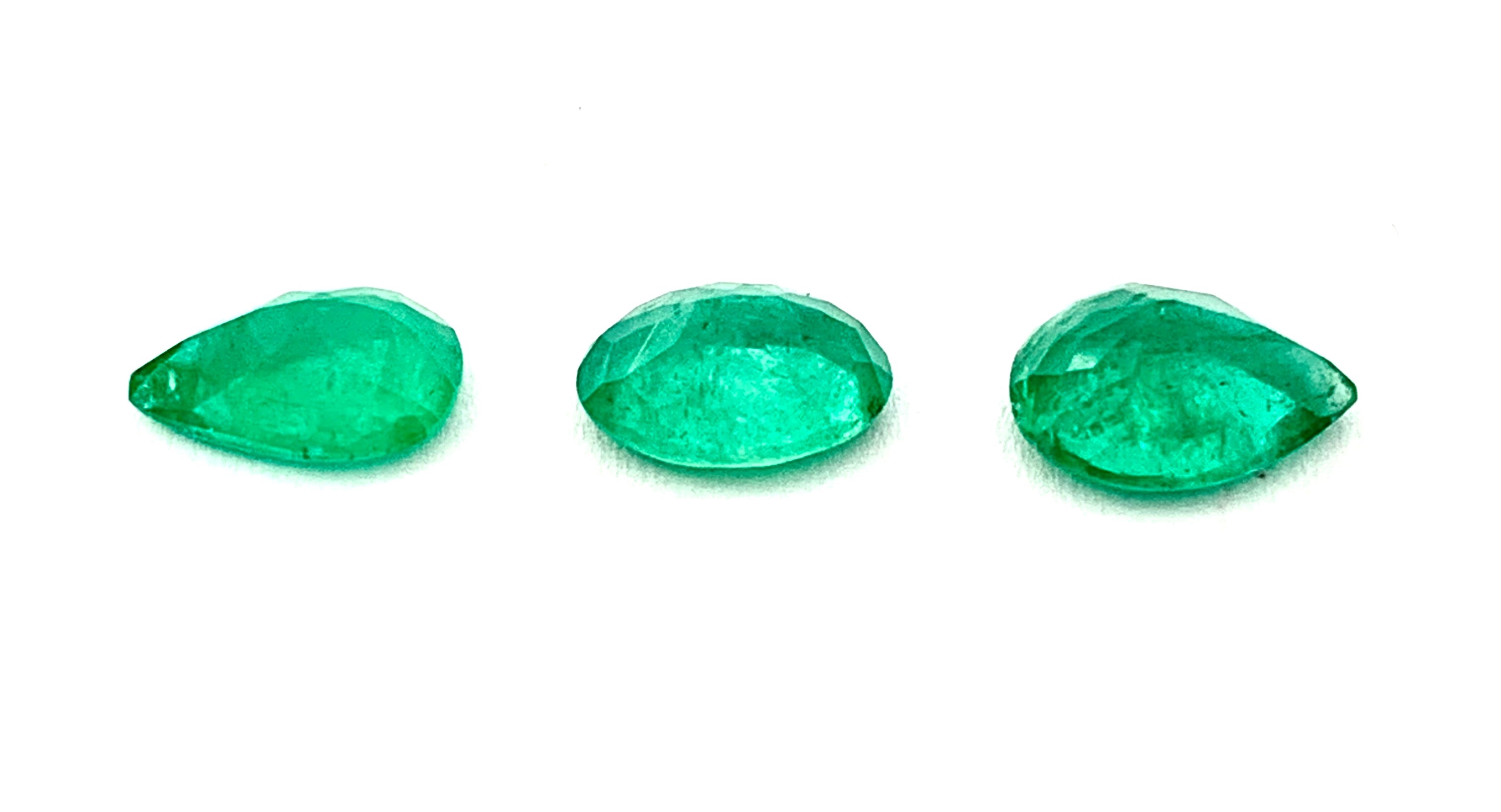 Lotto di 3 smeraldi naturali, taglio composito (goccia e ovale), Brasile, ca. 4,80 ct