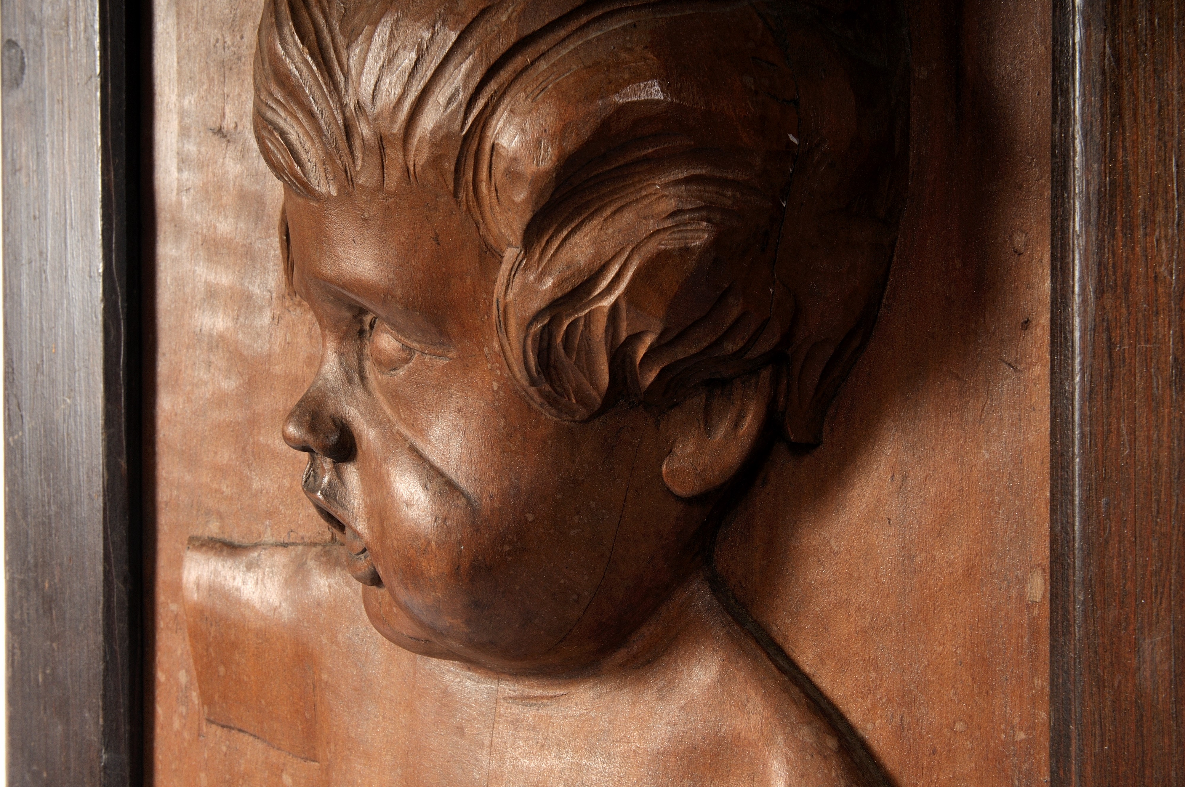 Busto di Fanciullo in Altorilievo in Legno