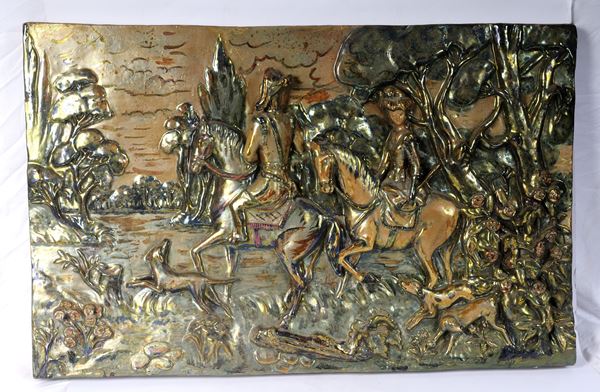 RICCARDO GATTI - Piastra in ceramica ad alto rilievo con finitura a lustro metallico scena di caccia.
