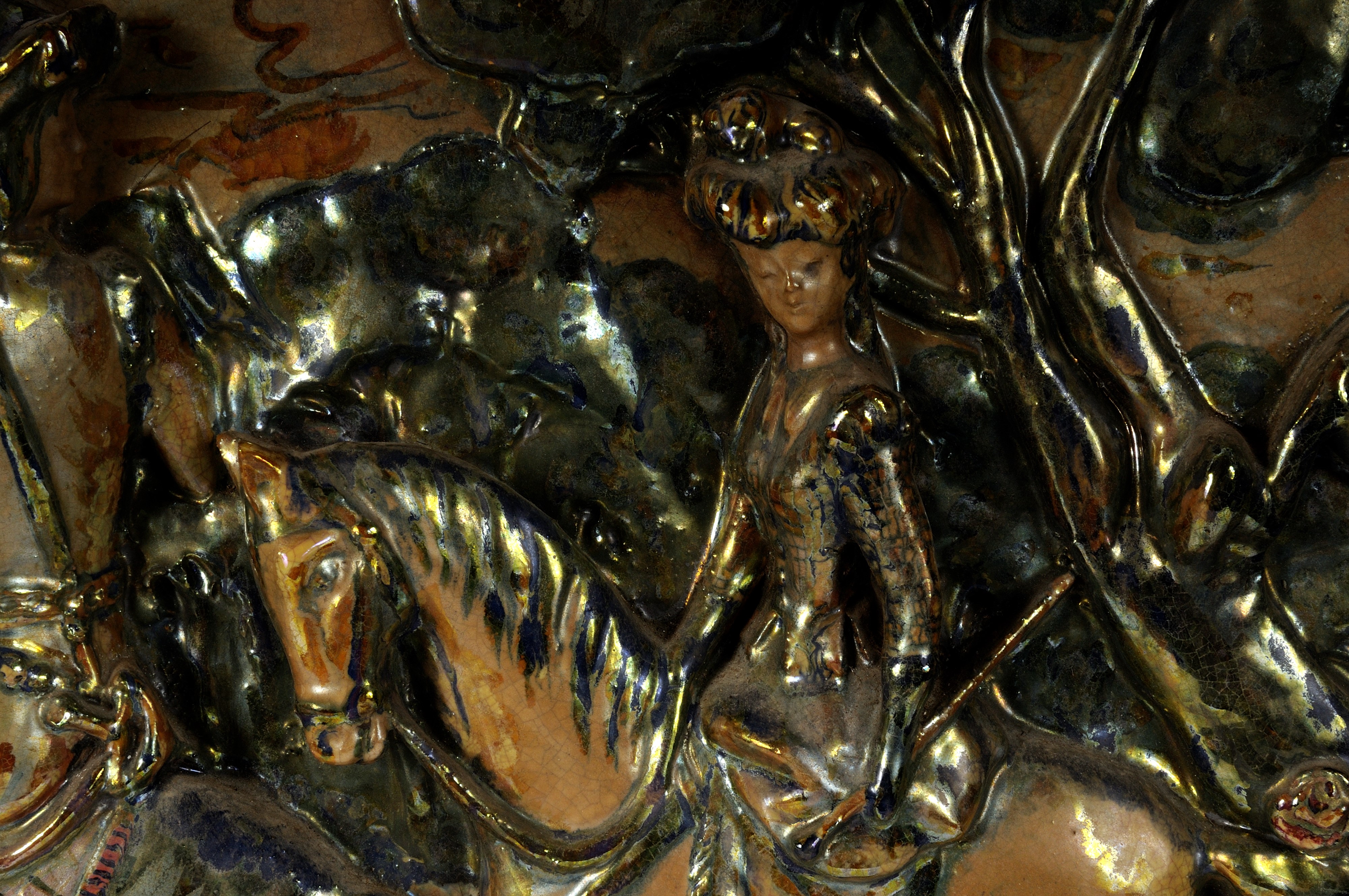 Riccardo Gatti - Piastra in Ceramica Ad Alto Rilievo con Finitura a Lustro Metallico Scena di Cac...