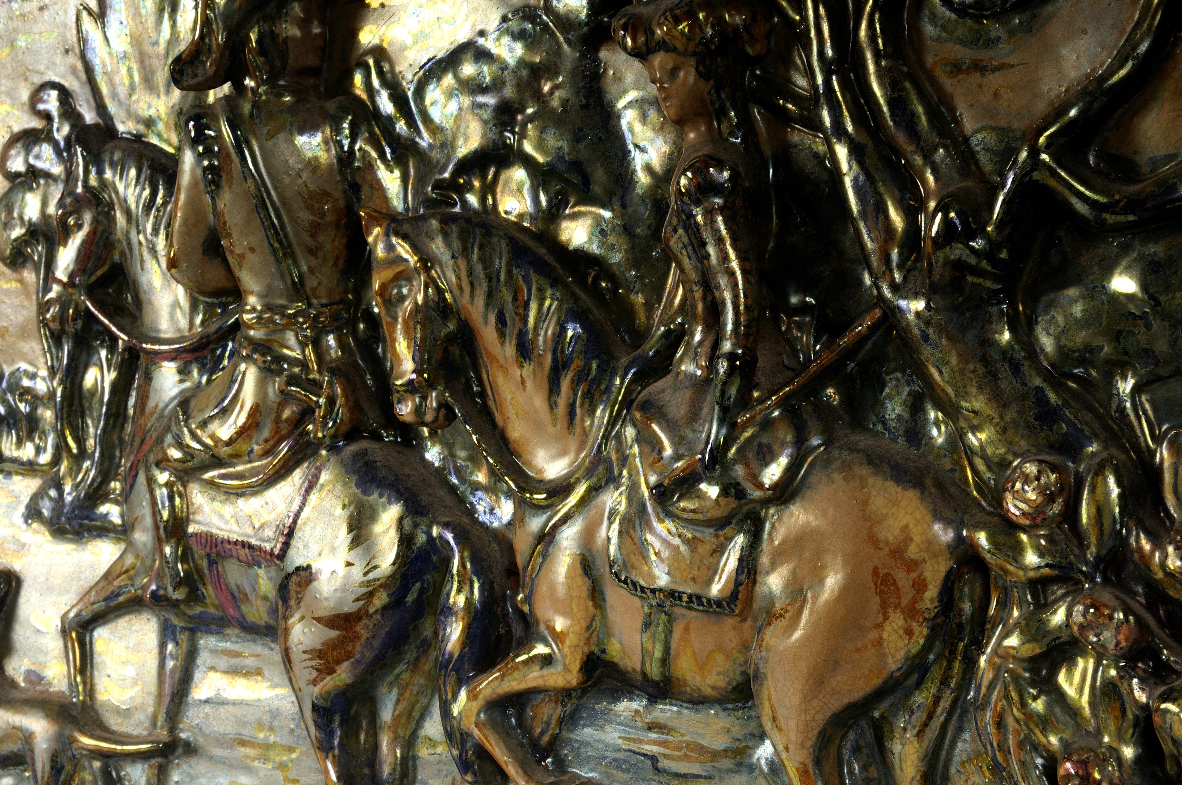 Riccardo Gatti - Piastra in Ceramica Ad Alto Rilievo con Finitura a Lustro Metallico Scena di Cac...