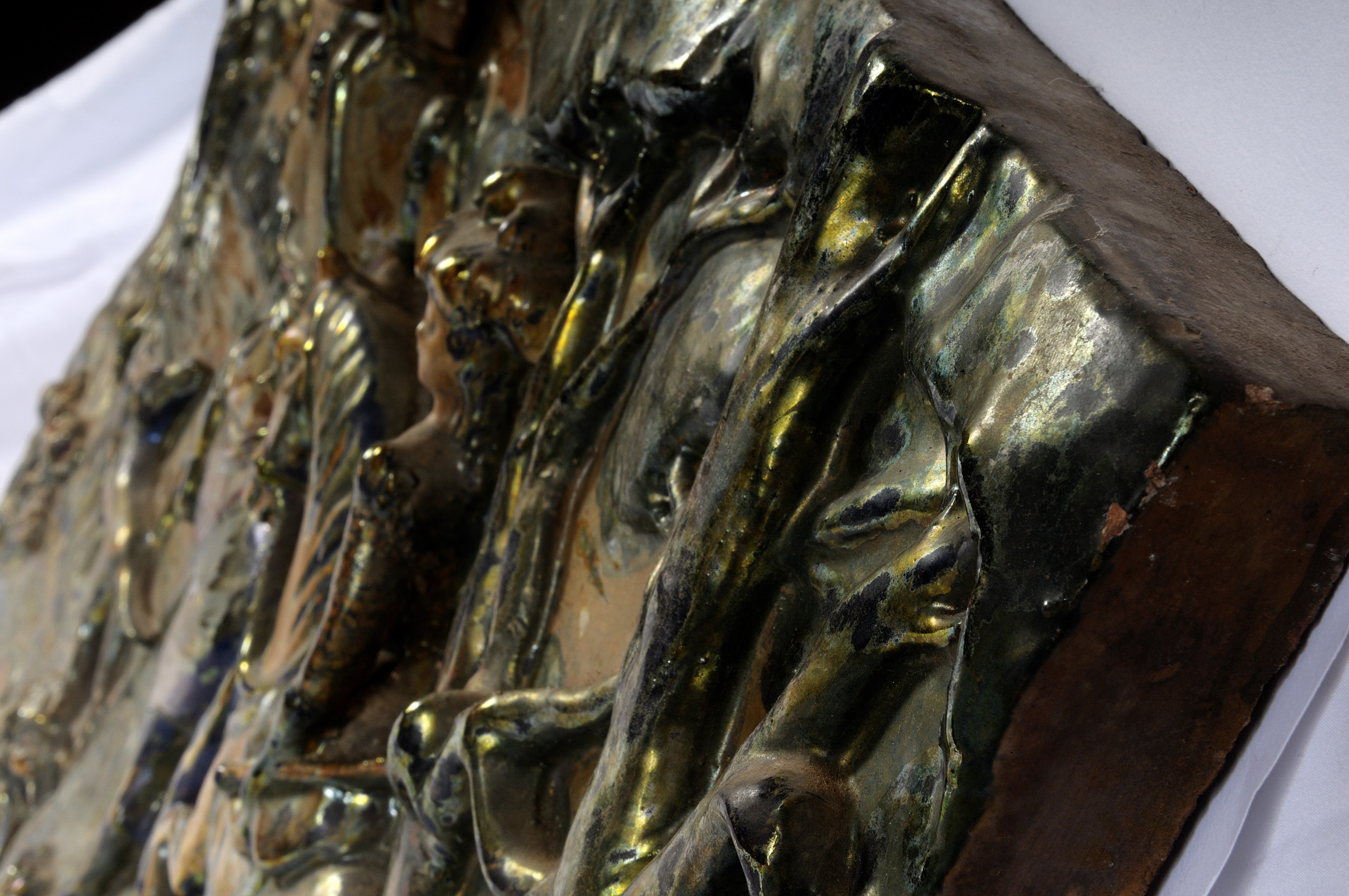 Riccardo Gatti - Piastra in Ceramica Ad Alto Rilievo con Finitura a Lustro Metallico Scena di Cac...