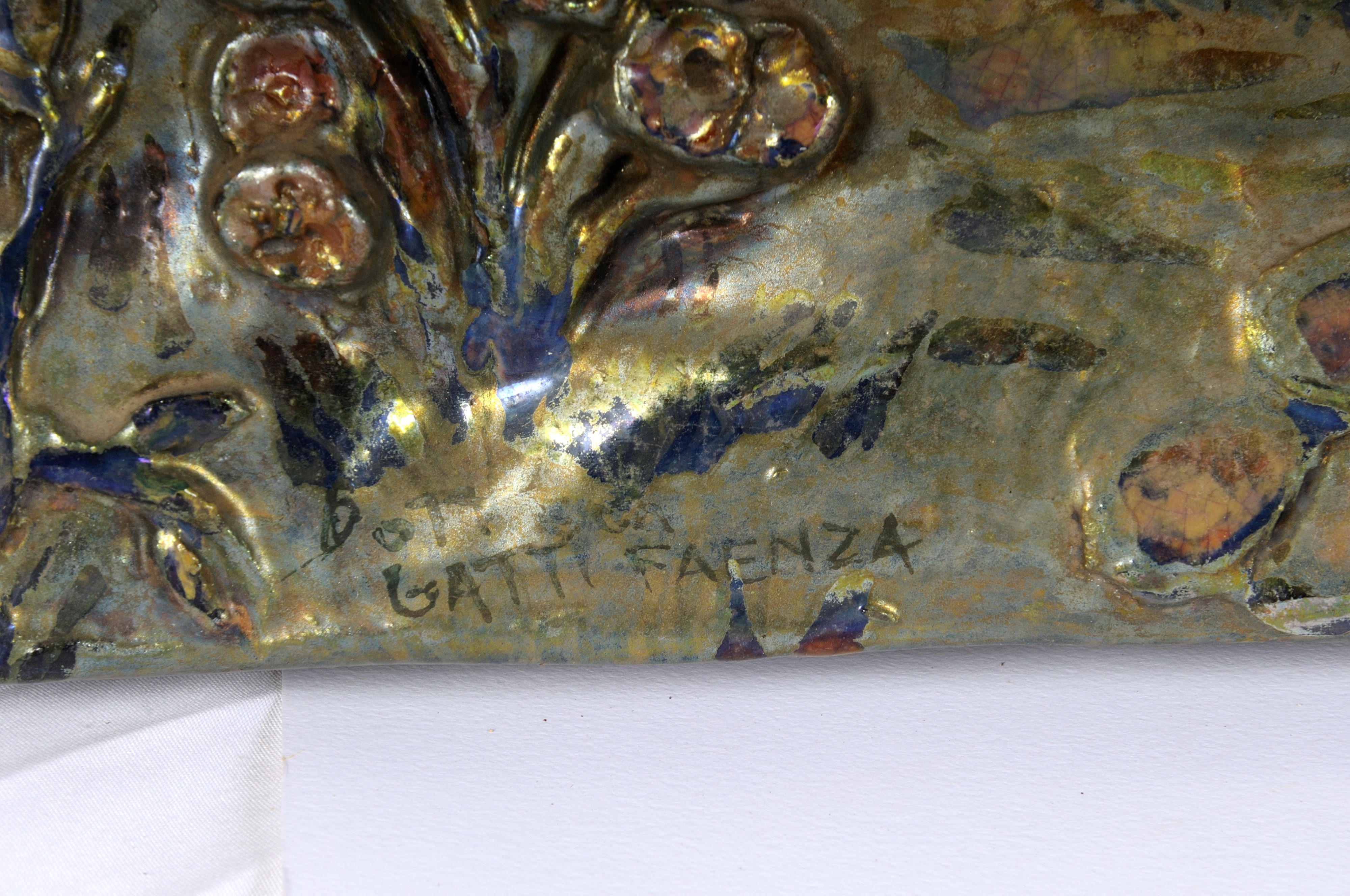 Riccardo Gatti - Piastra in Ceramica Ad Alto Rilievo con Finitura a Lustro Metallico Scena di Cac...