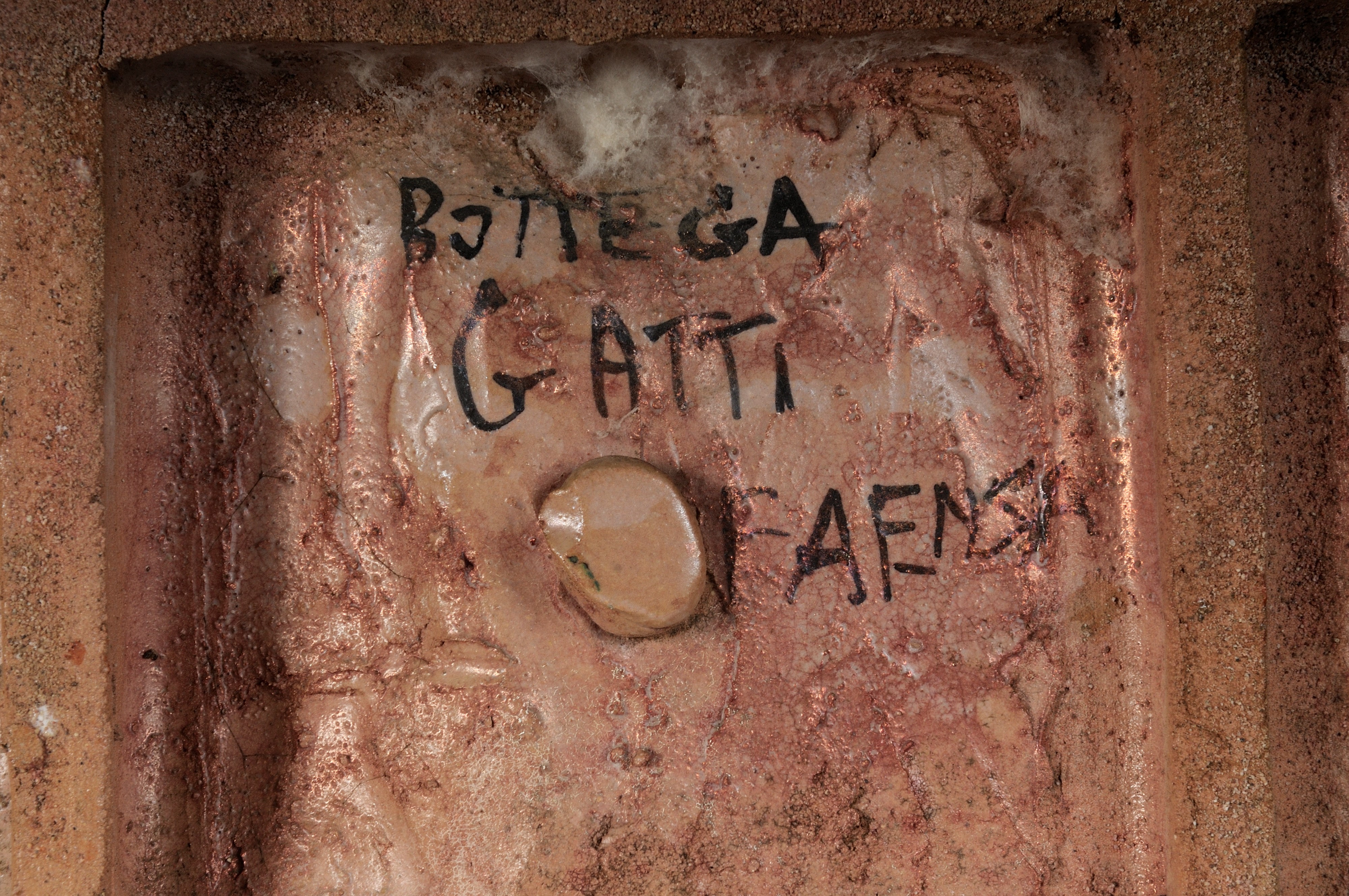 Riccardo Gatti - Piastra in Ceramica Ad Alto Rilievo con Finitura a Lustro Metallico Scena di Cac...