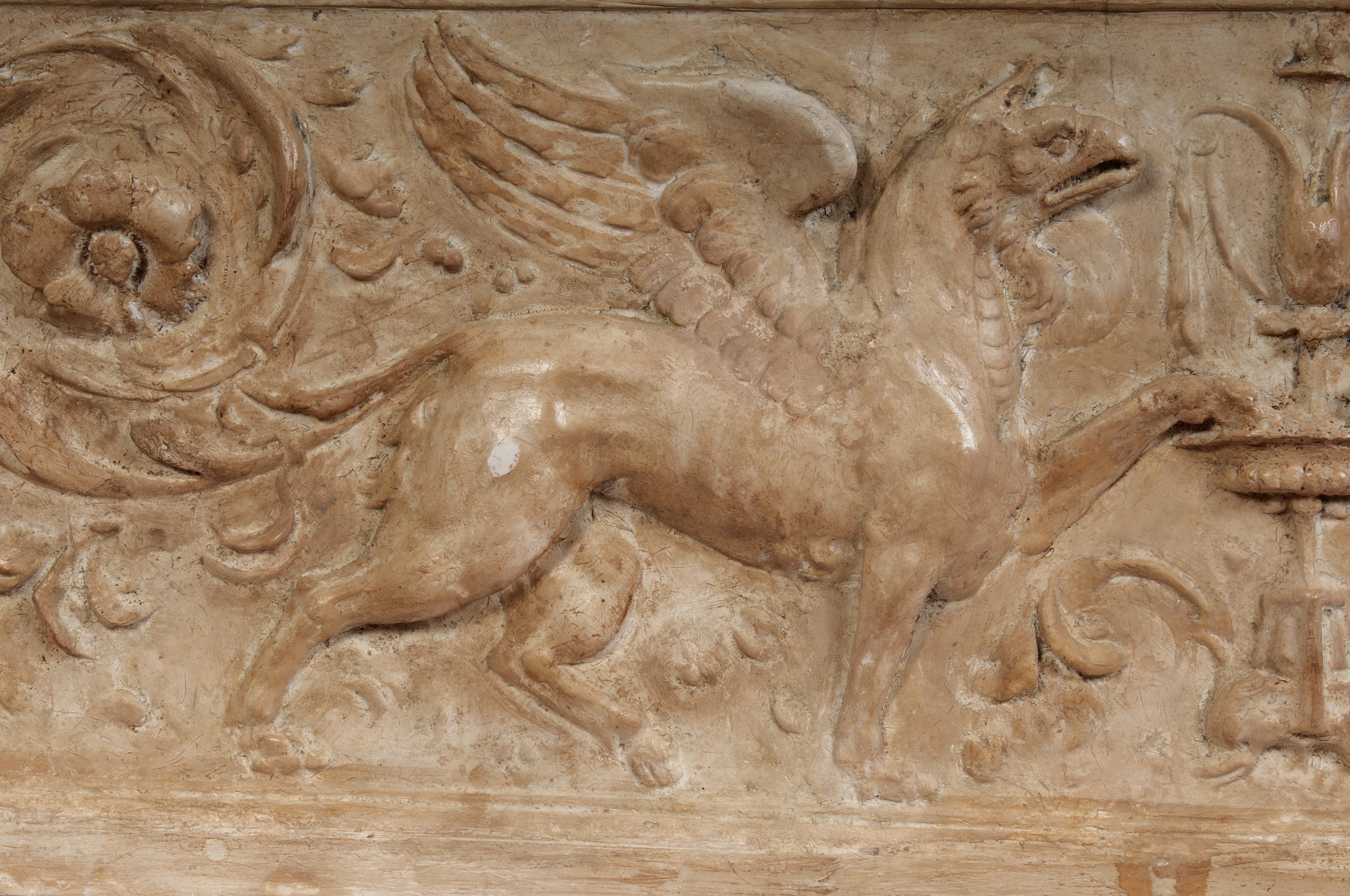 Fregio Archittonico con Grifoni e Girali