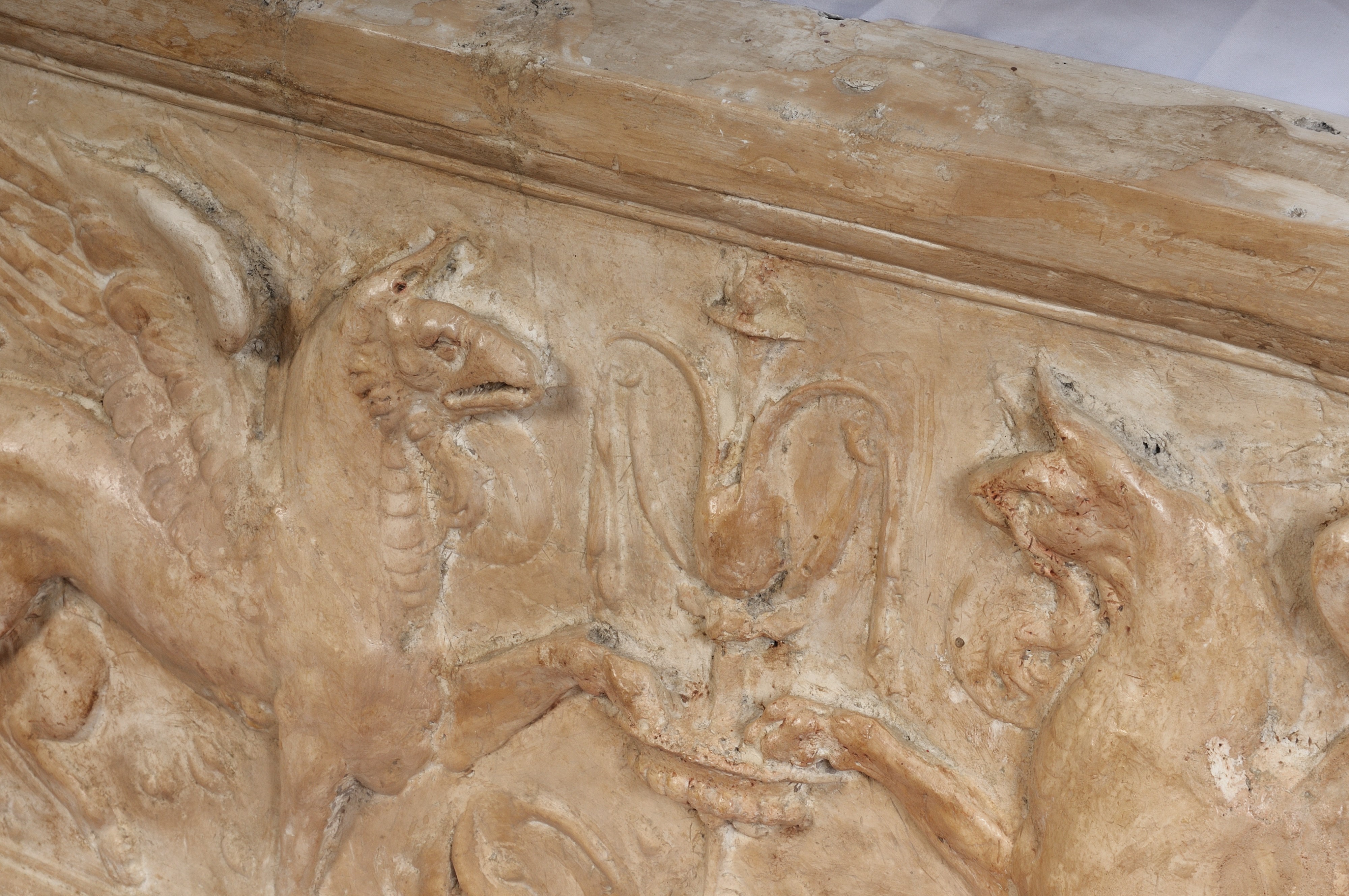 Fregio Archittonico con Grifoni e Girali