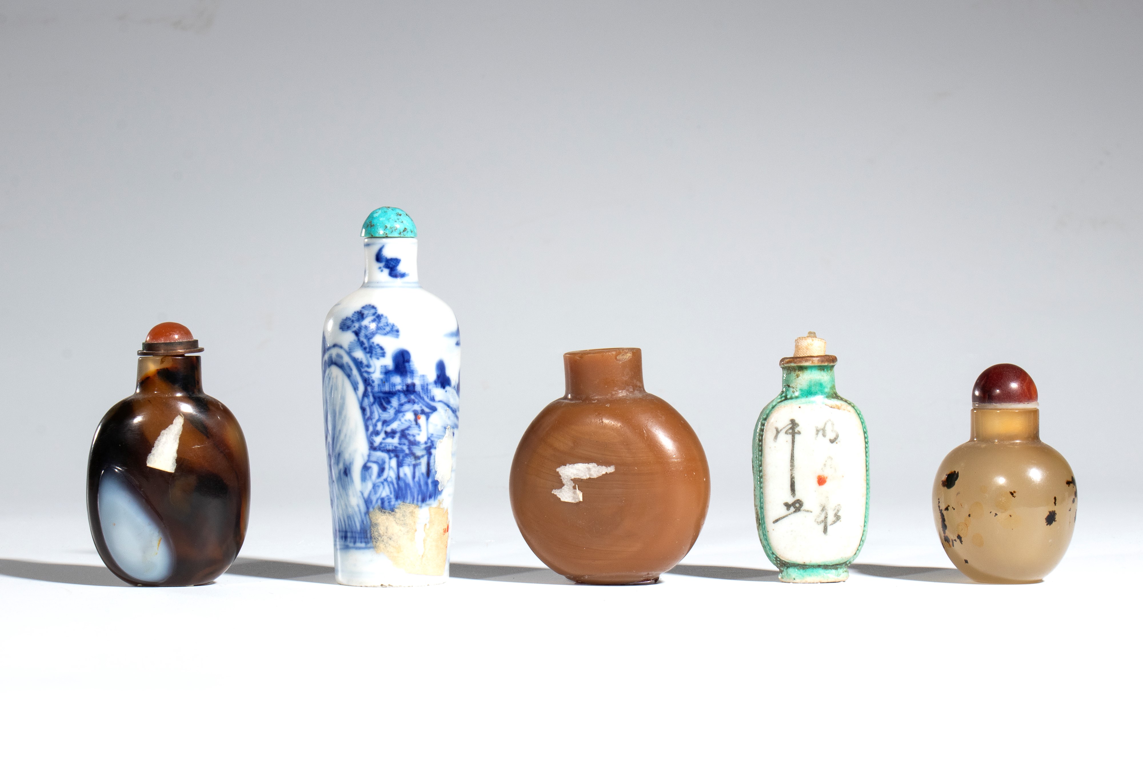Gruppo di cinque tabacchiere, Cina, XIX-XX secolo
