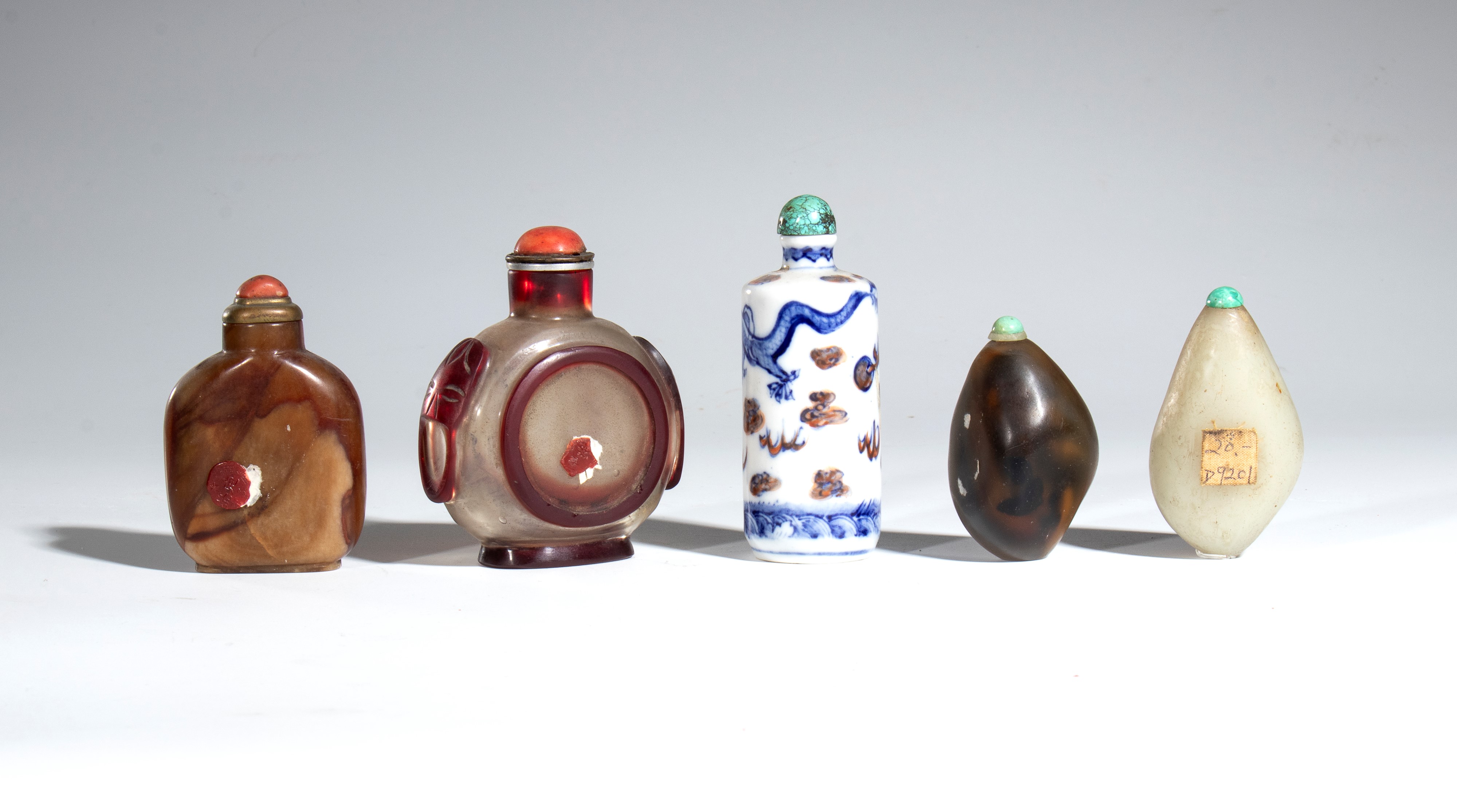 Gruppo di cinque tabacchiere, Cina, XIX-XX secolo