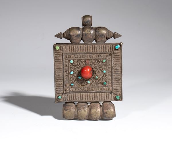 Porta-amuleto tibetano Gau in rame e argento con inserti in turchese e corallo. Tibet, fine XIX-XX secolo  - Asta ARTE ORIENTALE DA NOBILI DIMORE EUROPEE. FOCUS SULLE COLLEZIONI DE CAMONDO E GRAZIELLA SIMBOLOTTI DE MAILLARD - Bertolami Fine Art - Casa d'Aste