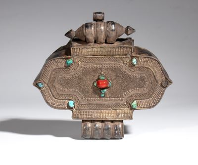 Tibet, Porta-amuleto Gau in rame e argento con inserti in turchese e corallo, fine XIX–XX secolo