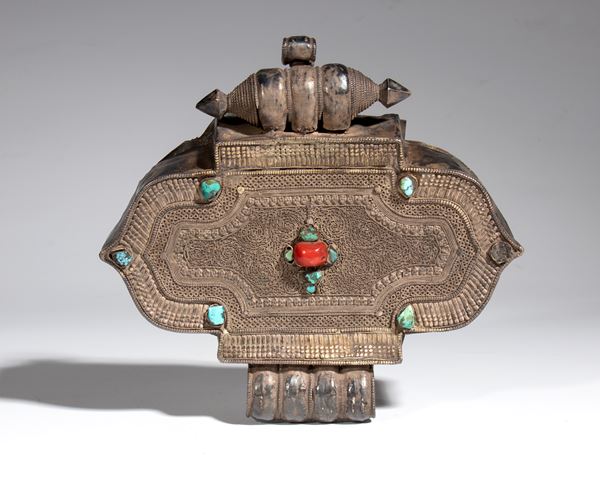 Porta-amuleto tibetano Gau in rame e argento con inserti in turchese e corallo. Tibet, fine XIX-XX secolo