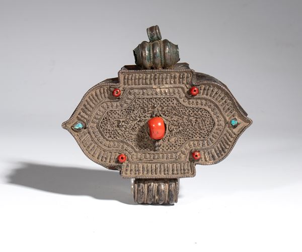 Porta-amuleto tibetano Gau in rame e argento con inserti in turchese e corallo. Fine XIX-XX secolo,Tibet