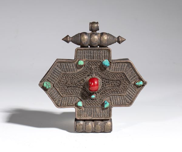 Porta-amuleto tibetano Gau in rame e argento con inserti in turchese e corallo. Tibet, fine XIX-XX secolo