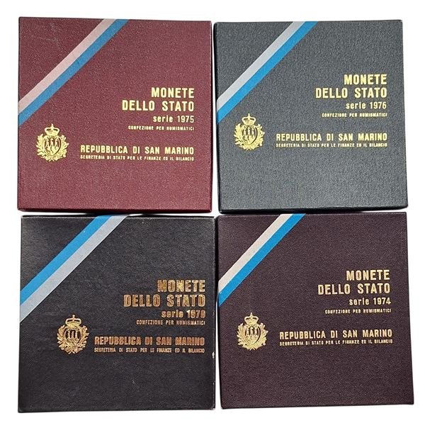 SAN MARINO. Lotto di 4 divisionali FDC con argento. 1974, 1975, 1976, 1979. 