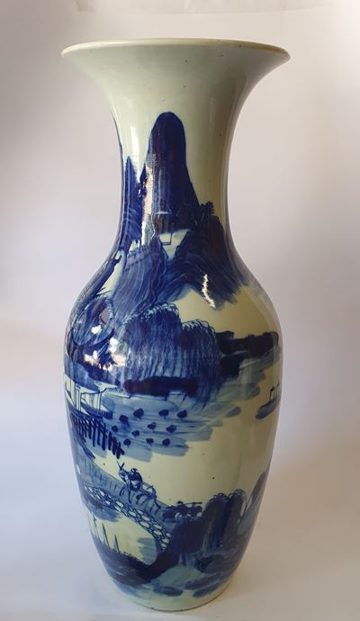 Cina, Grande vaso in porcellana bianca e blu con decoro naturalistico (fine XIX-XX secolo)
