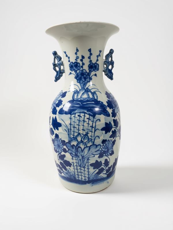 Large blue and white porcelain vase with naturalistic decoration. China, late 19th-20th century.
