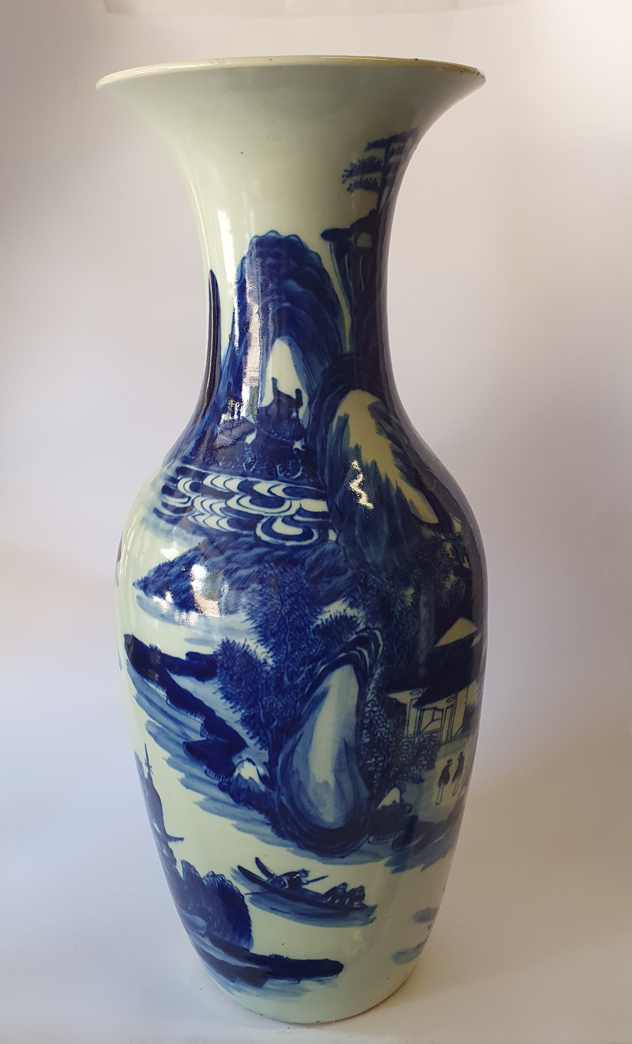Cina, Grande vaso in porcellana bianca e blu con decoro naturalistico (fine XIX-XX secolo)