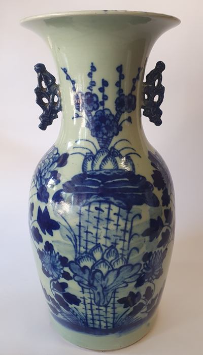 Vaso in porcellana bianca e blu con decoro fioreale, XX secolo
