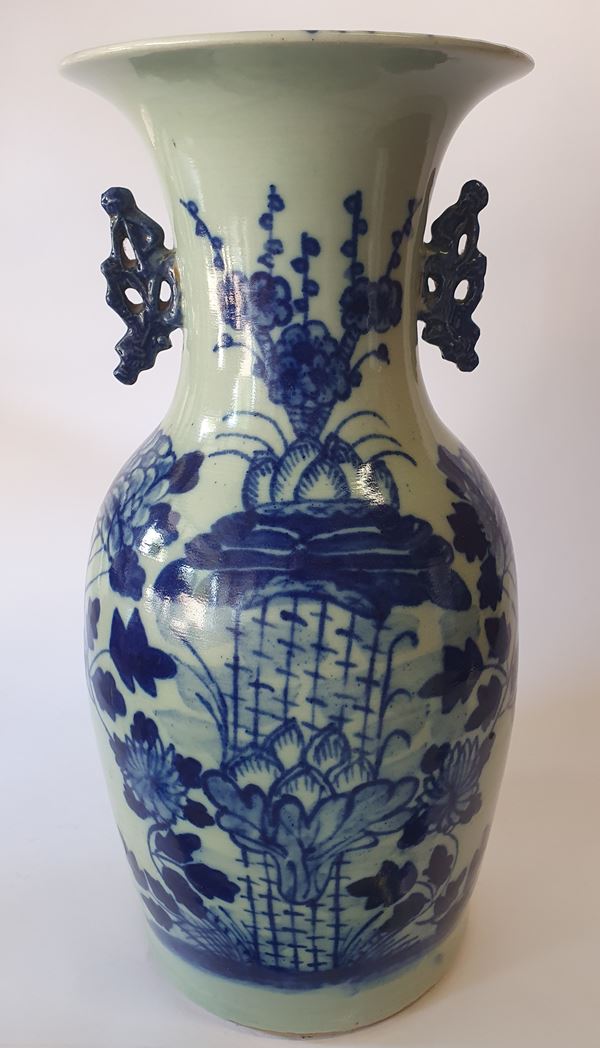 Vaso in porcellana bianco e blu con decoro fioreale, XX secolo