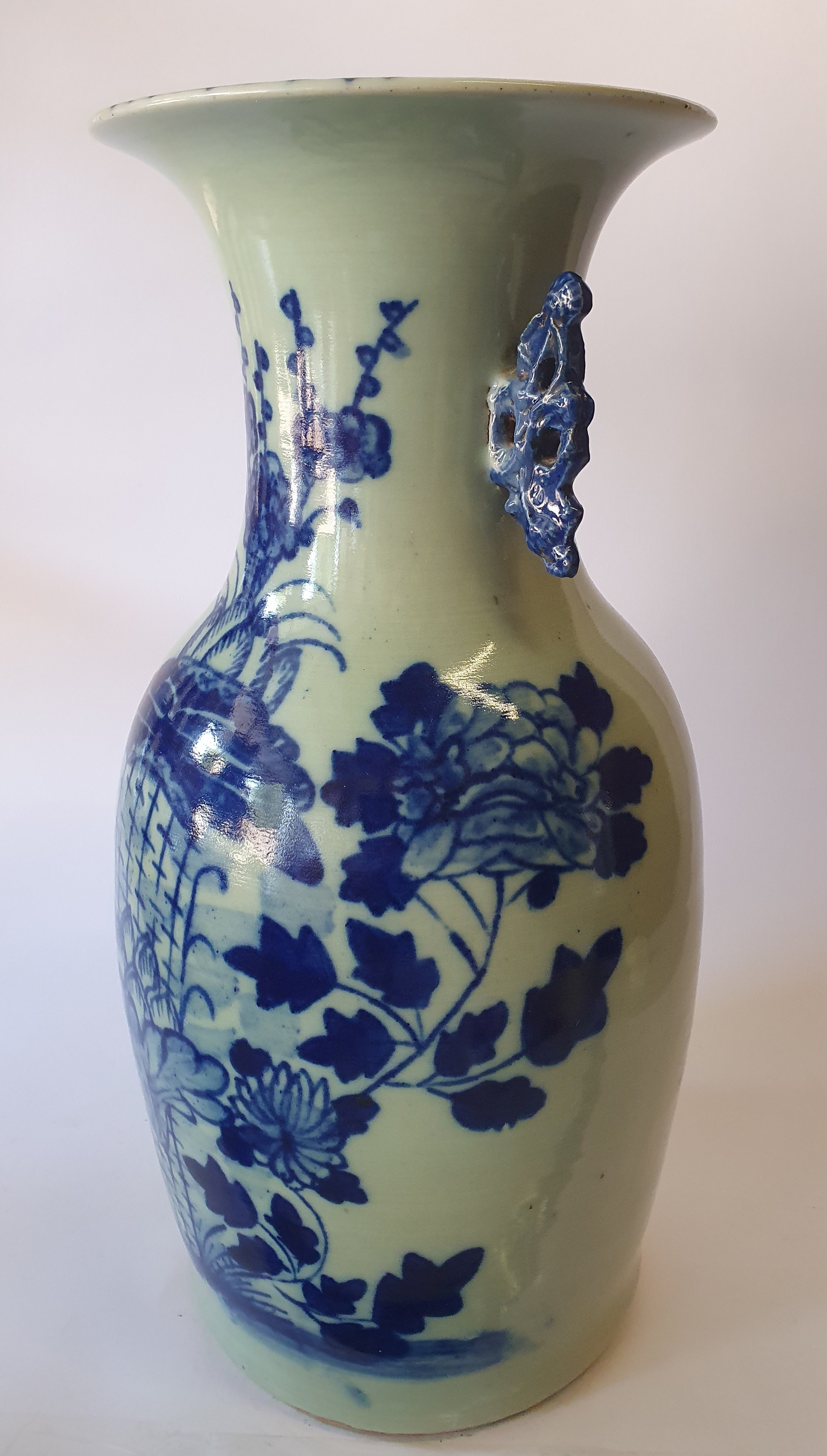Vaso in porcellana bianca e blu con decoro fioreale, XX secolo