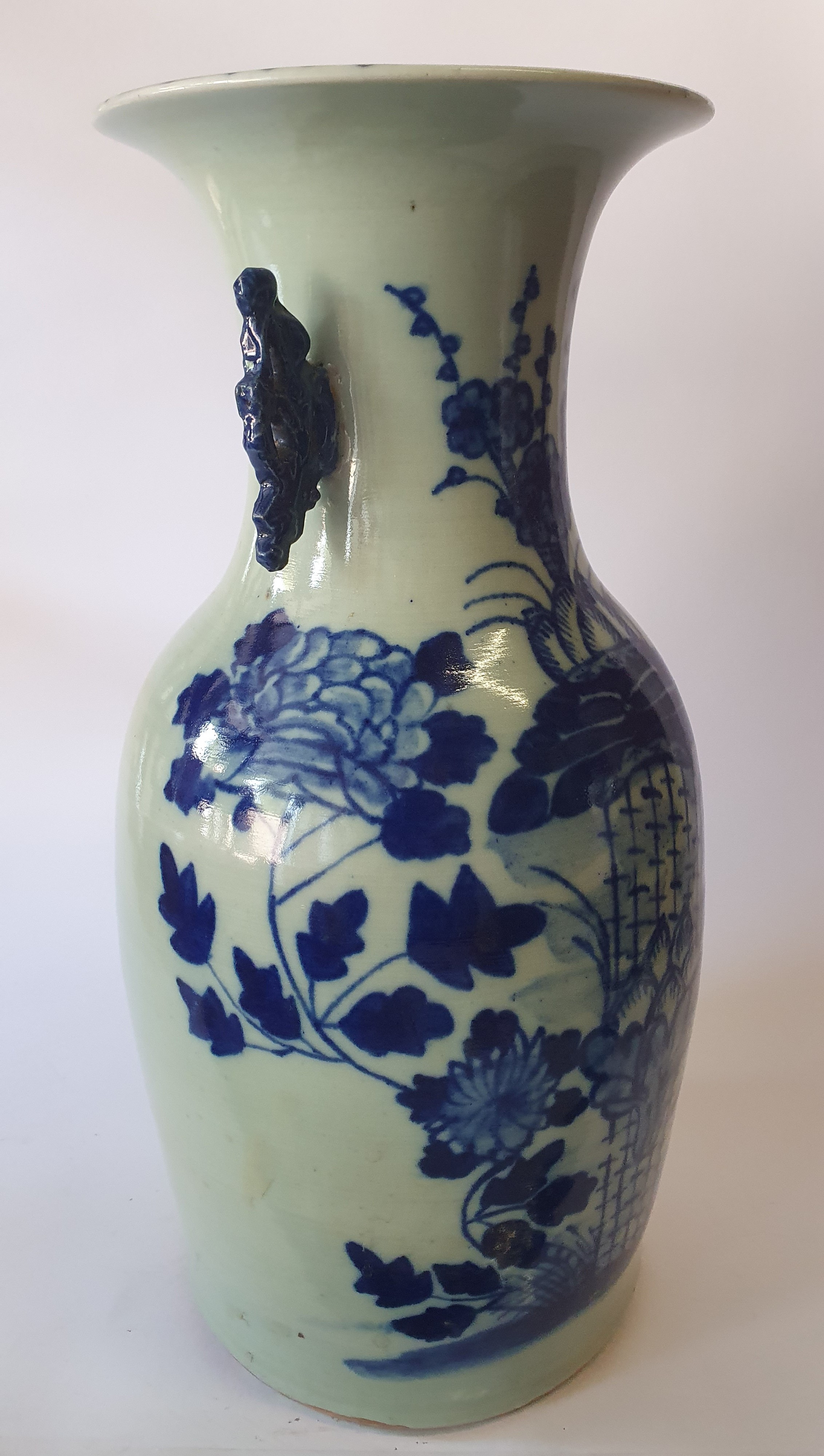 Vaso in porcellana bianca e blu con decoro fioreale, XX secolo