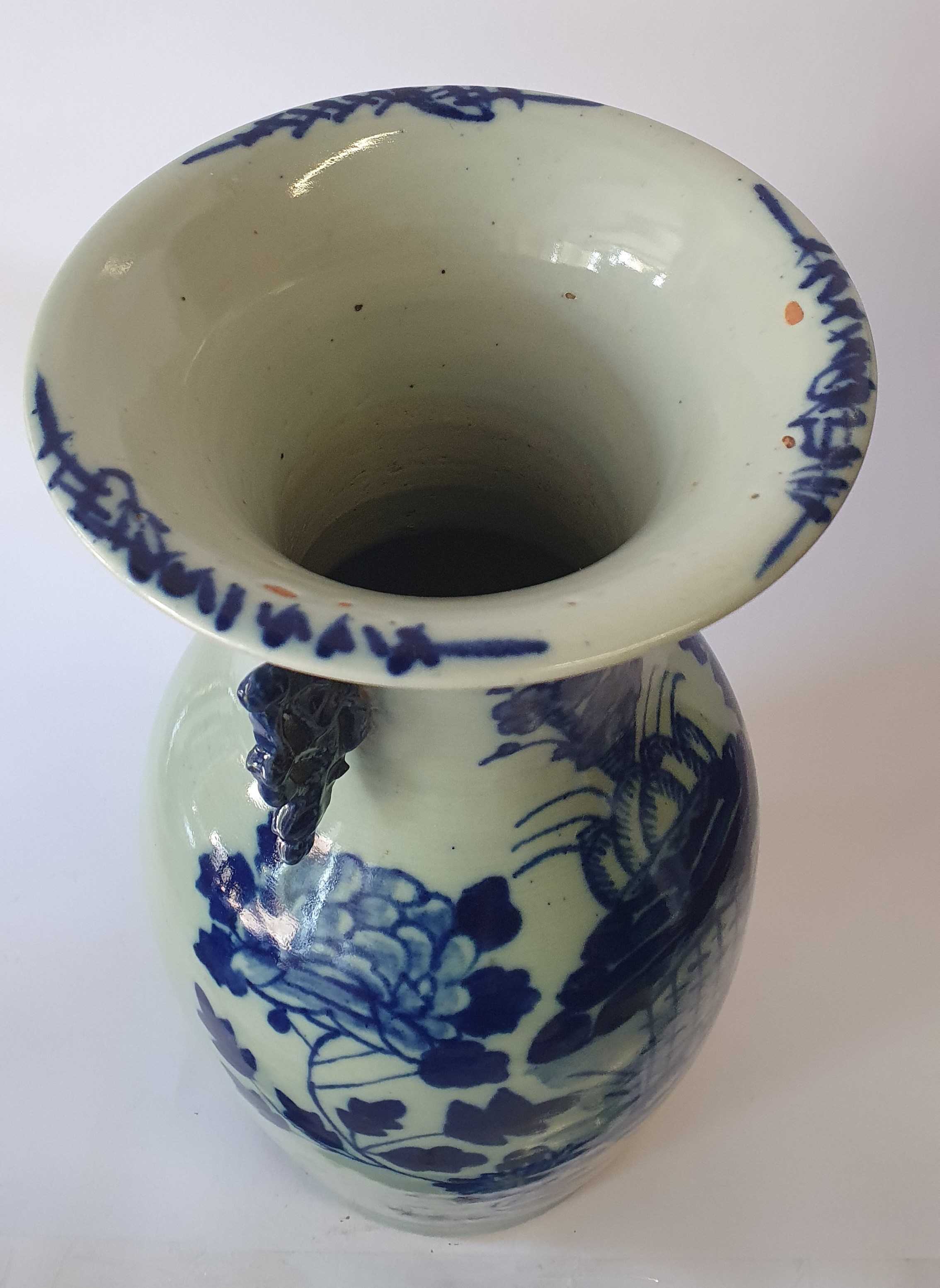 Vaso in porcellana bianca e blu con decoro fioreale, XX secolo