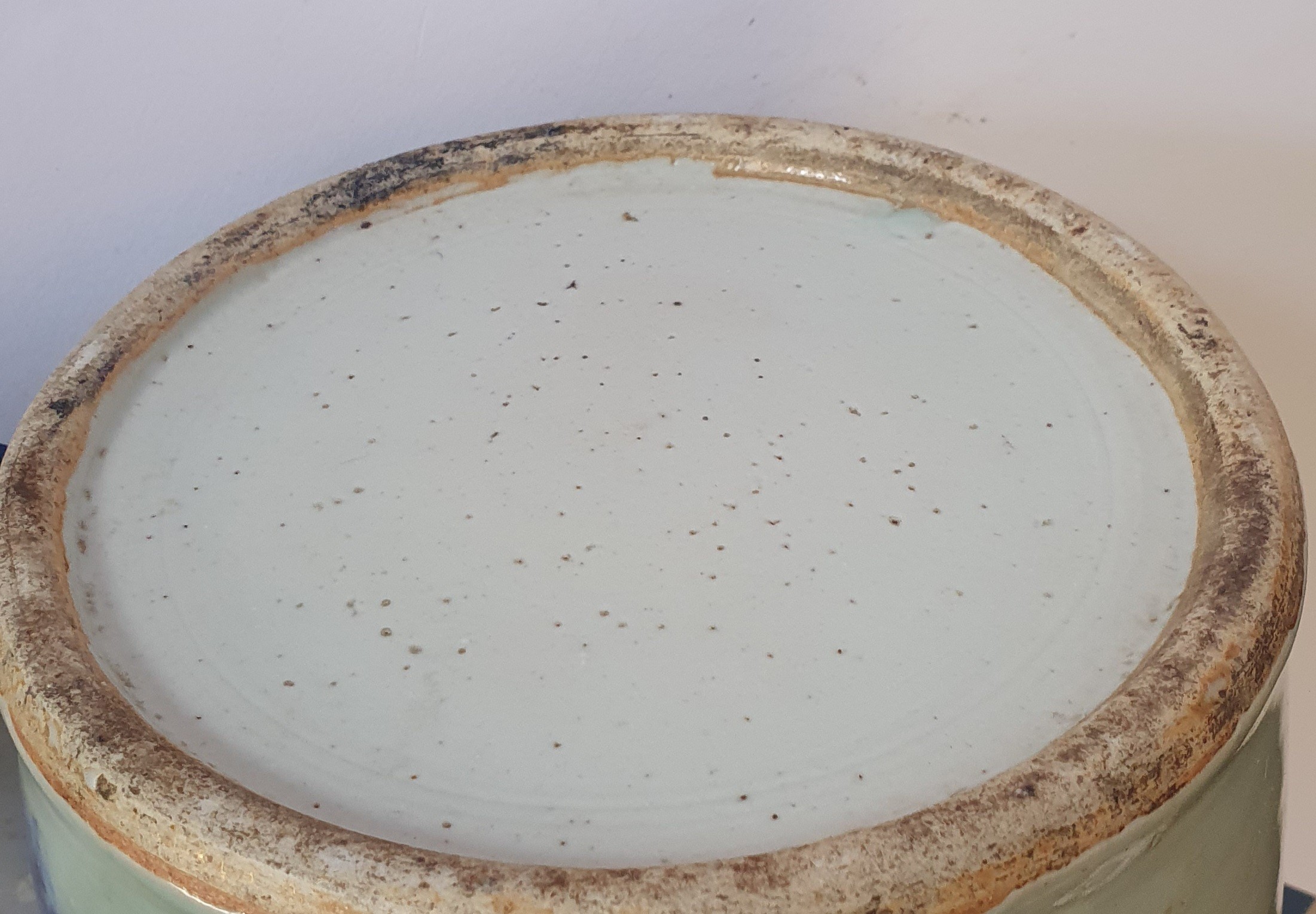 Vaso in porcellana bianca e blu con decoro fioreale, XX secolo