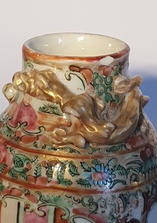 Cina, gruppo di vasi e piatti Canton con smalti policromi raffiguranti scene di vita cortigiana (...