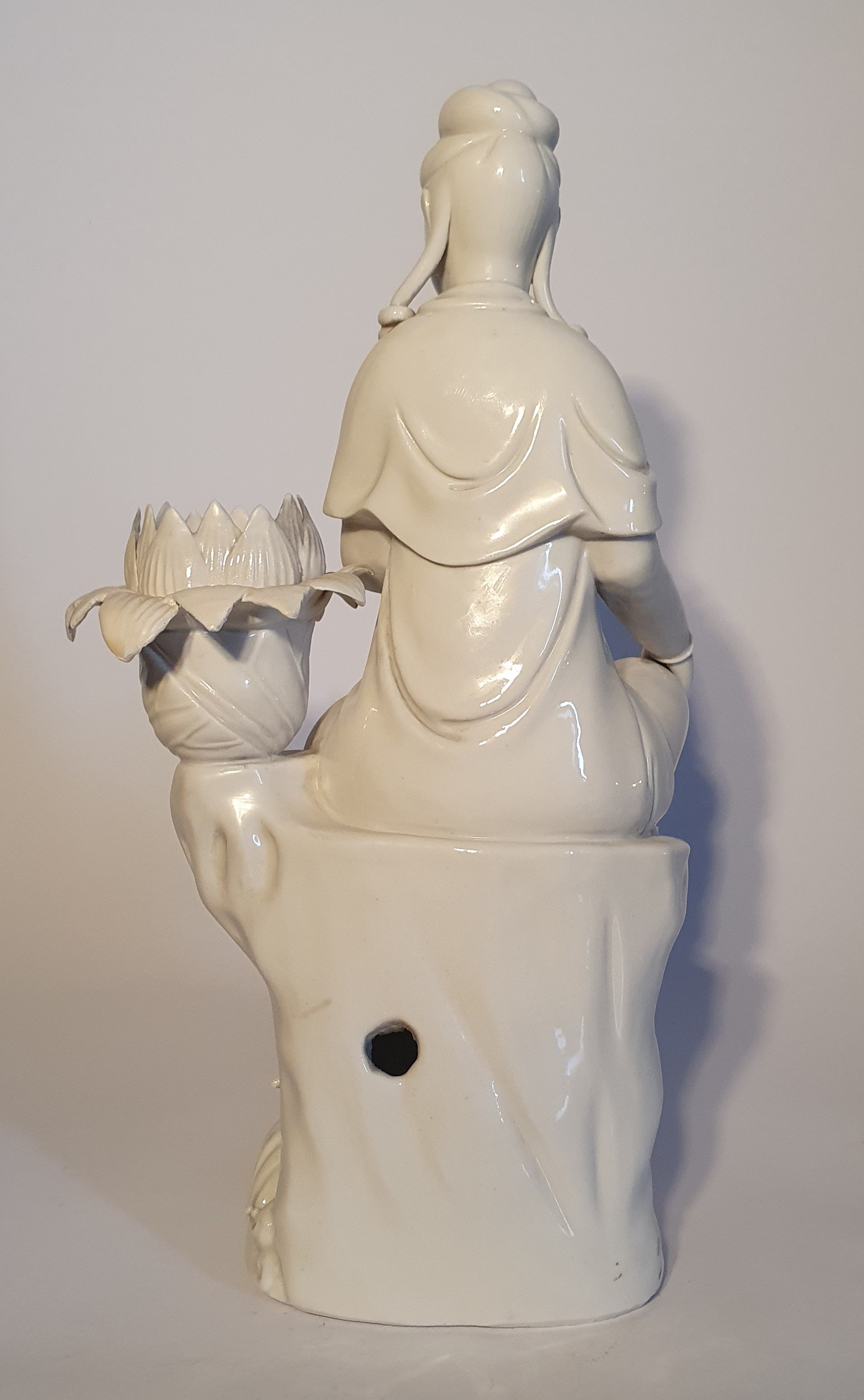 Statuetta in porcellana Dehua (Blanc de Chine), Bodhisattva seduto accanto a un fiore di loto