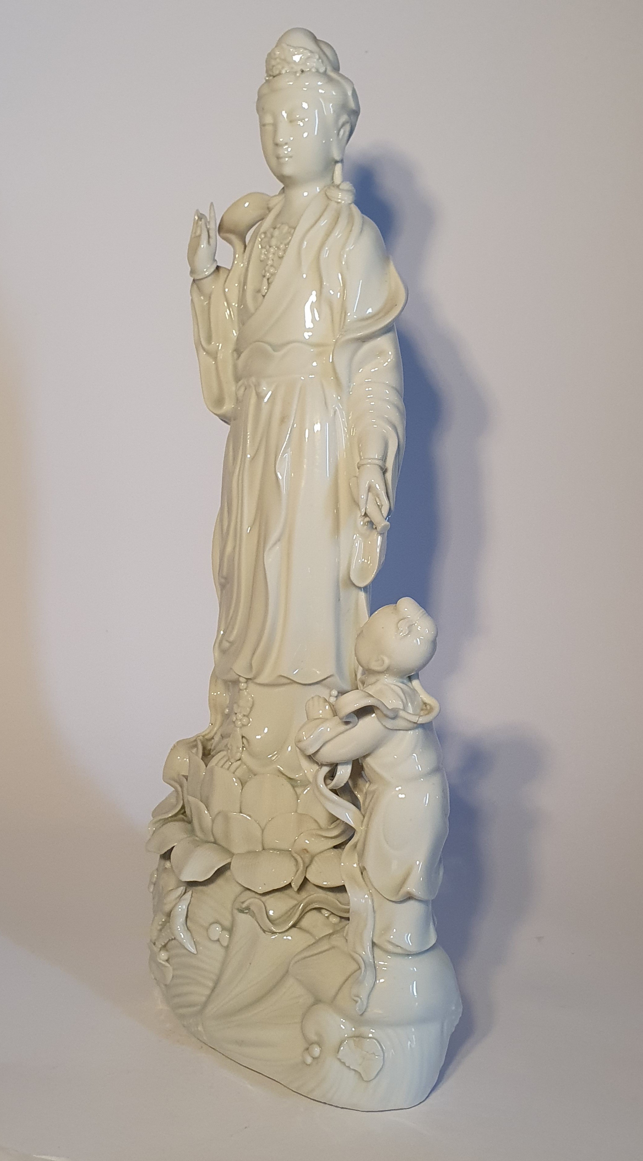 Dehua, Figura in porcellana «blanc de Chine» raffigurante Bodhisattva, XX secolo