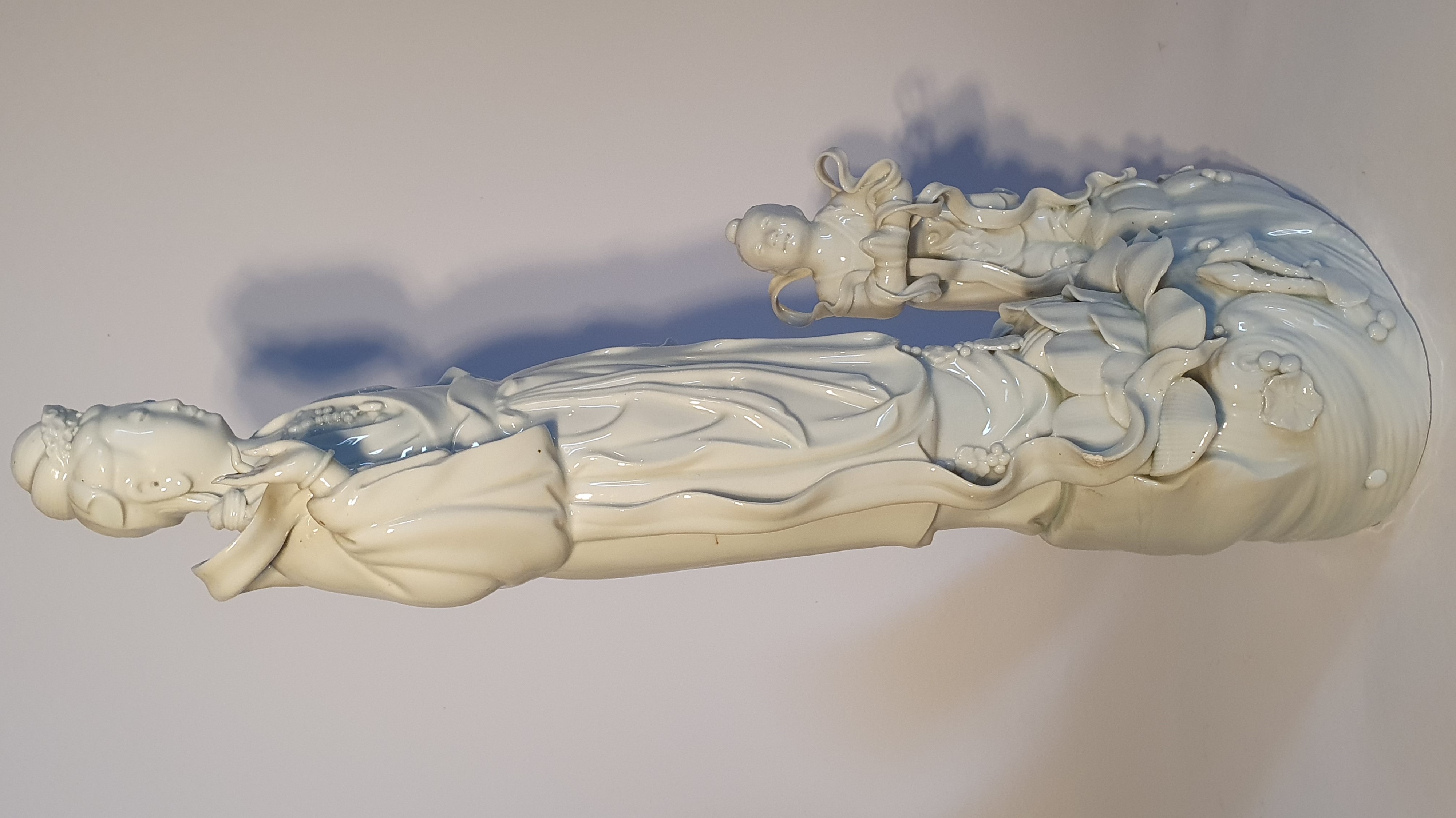 Dehua, Figura in porcellana «blanc de Chine» raffigurante Bodhisattva, XX secolo