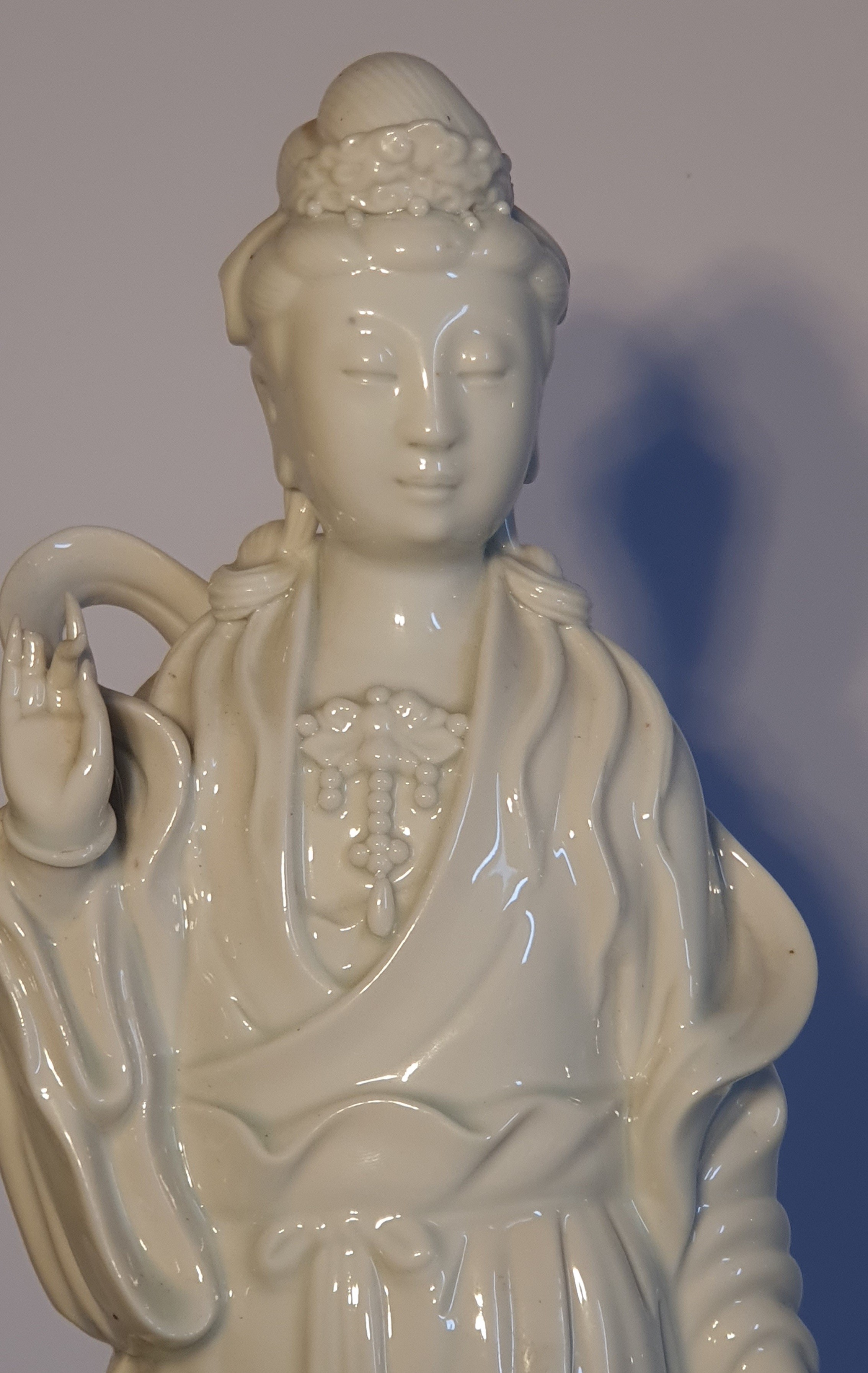 Dehua, Figura in porcellana «blanc de Chine» raffigurante Bodhisattva, XX secolo