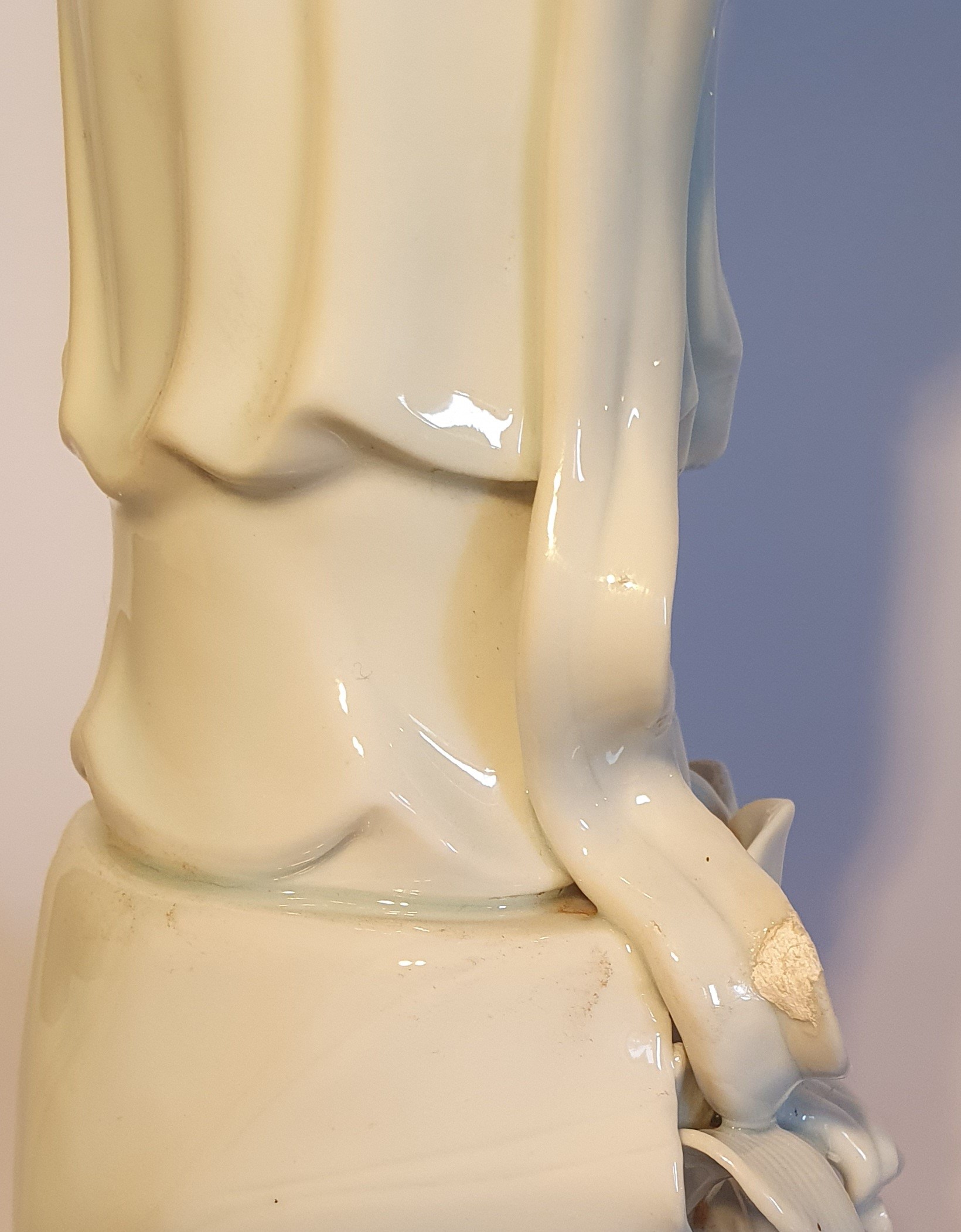 Dehua, Figura in porcellana «blanc de Chine» raffigurante Bodhisattva, XX secolo