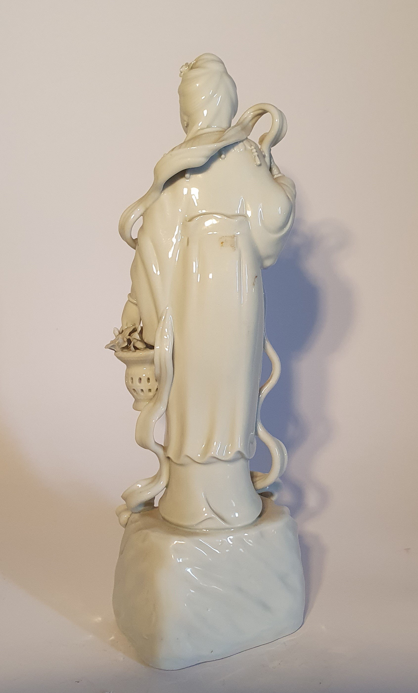 Cina, dinastia Qing (XIX secolo), Statua di Magu offerente “Lunga vita” in porcellana bianca