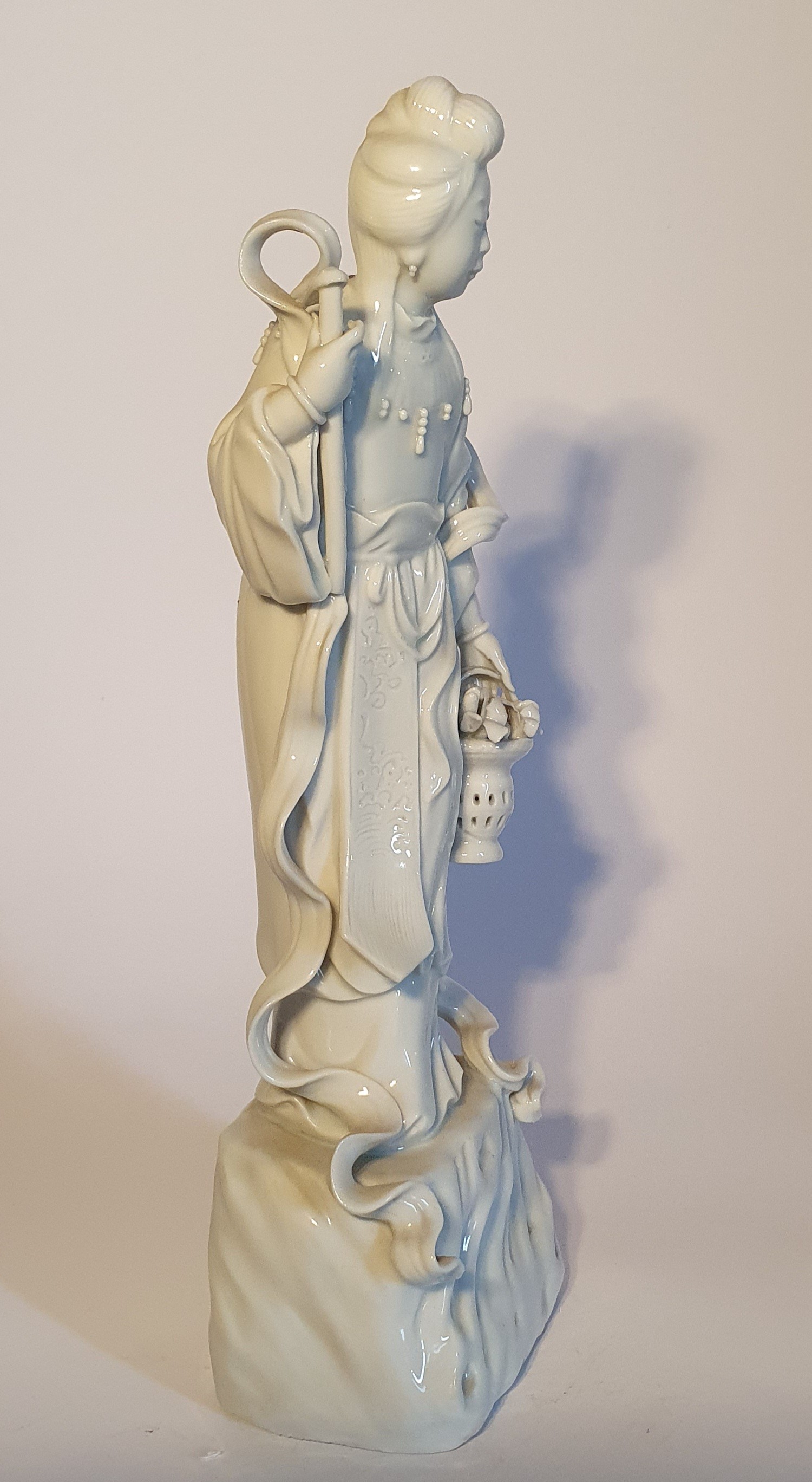 Cina, dinastia Qing (XIX secolo), Statua di Magu offerente “Lunga vita” in porcellana bianca