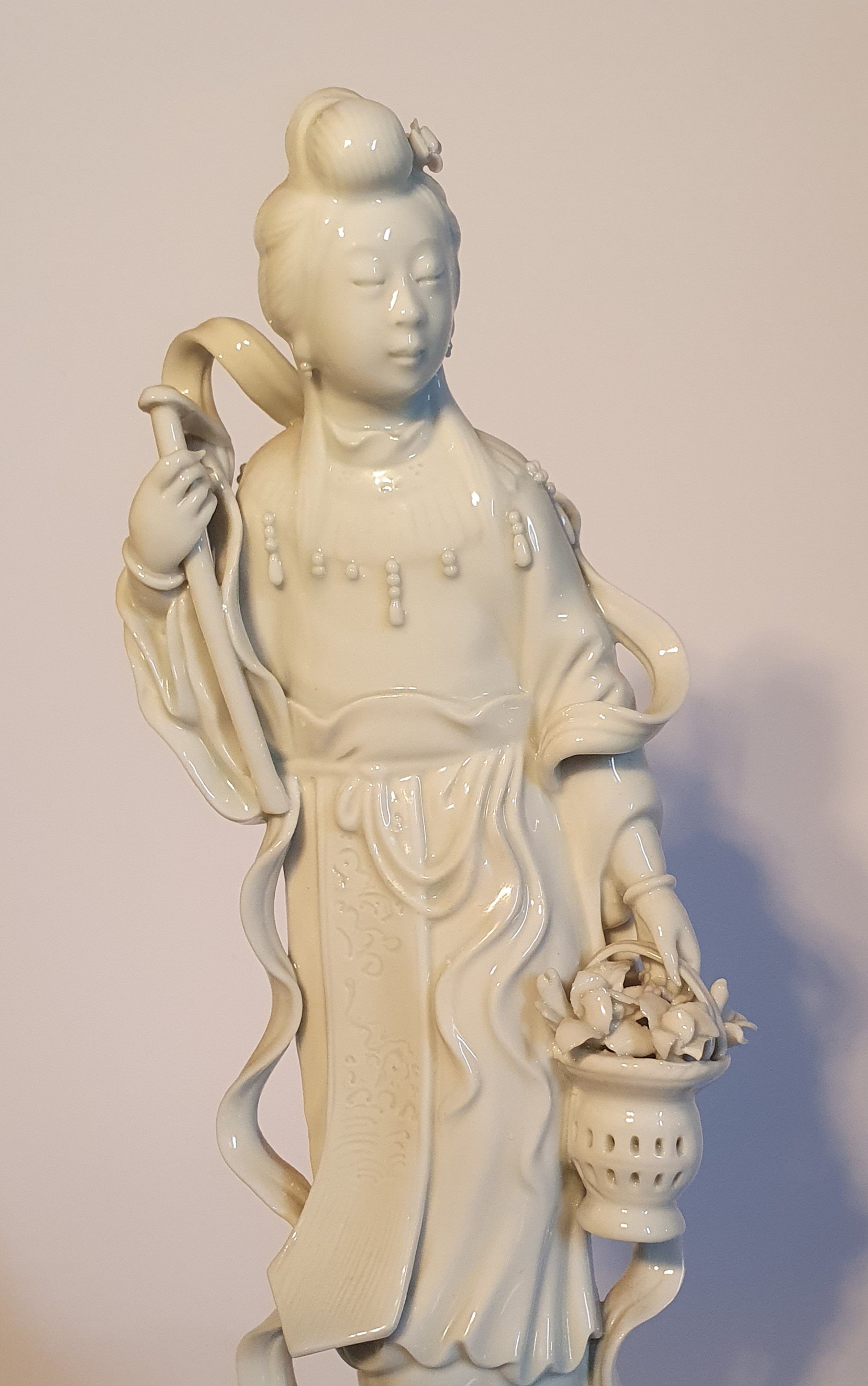 Cina, dinastia Qing (XIX secolo), Statua di Magu offerente “Lunga vita” in porcellana bianca