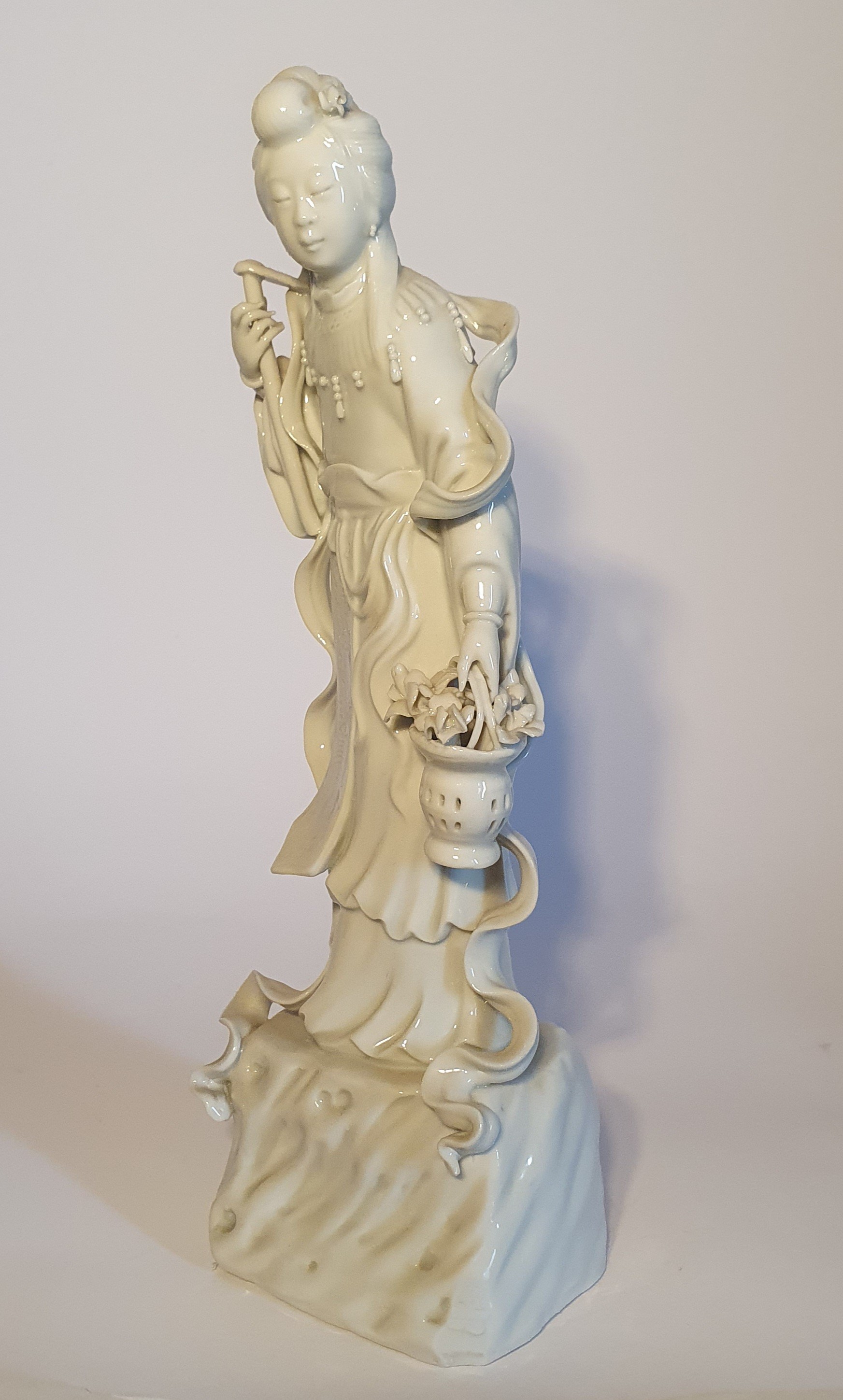 Cina, dinastia Qing (XIX secolo), Statua di Magu offerente “Lunga vita” in porcellana bianca