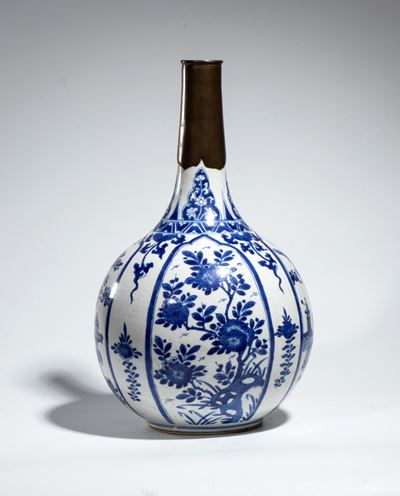 Cina, dinastia Qing (periodo Kangxi), Vaso bottiglia in porcellana bianca e blu con motivi florea...