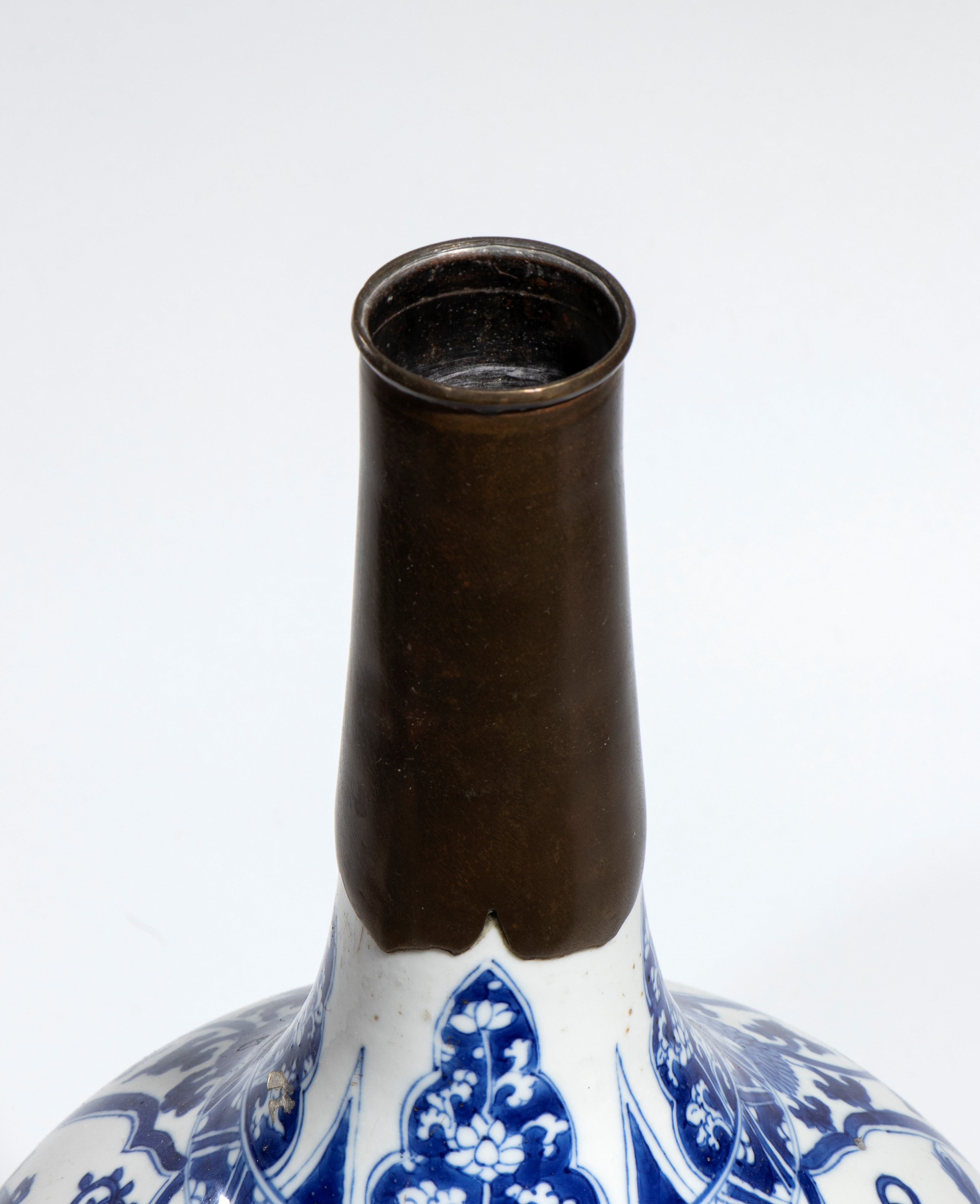 Cina, dinastia Qing (periodo Kangxi), Vaso bottiglia in porcellana bianca e blu con motivi florea...