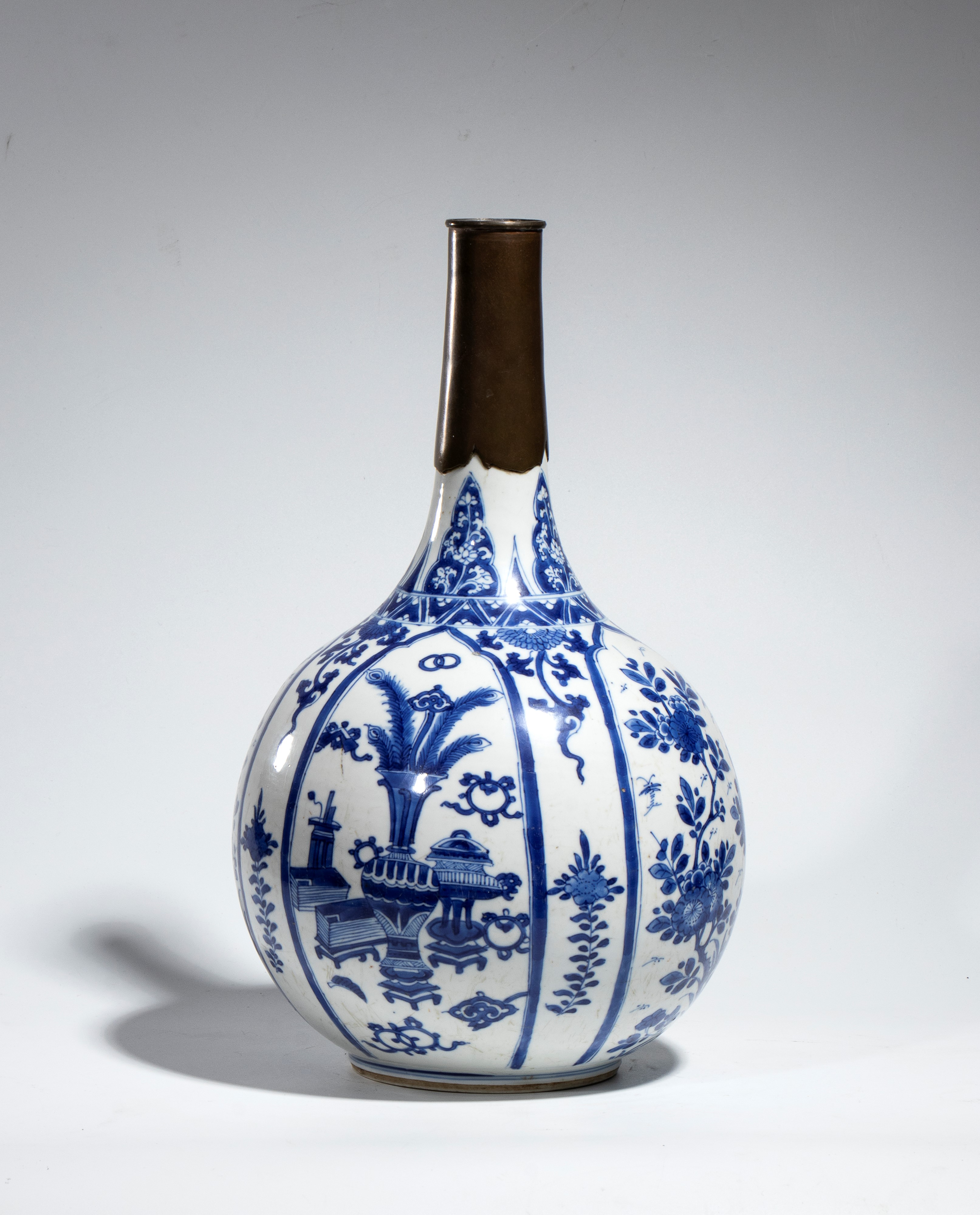 Cina, dinastia Qing (periodo Kangxi), Vaso bottiglia in porcellana bianca e blu con motivi florea...