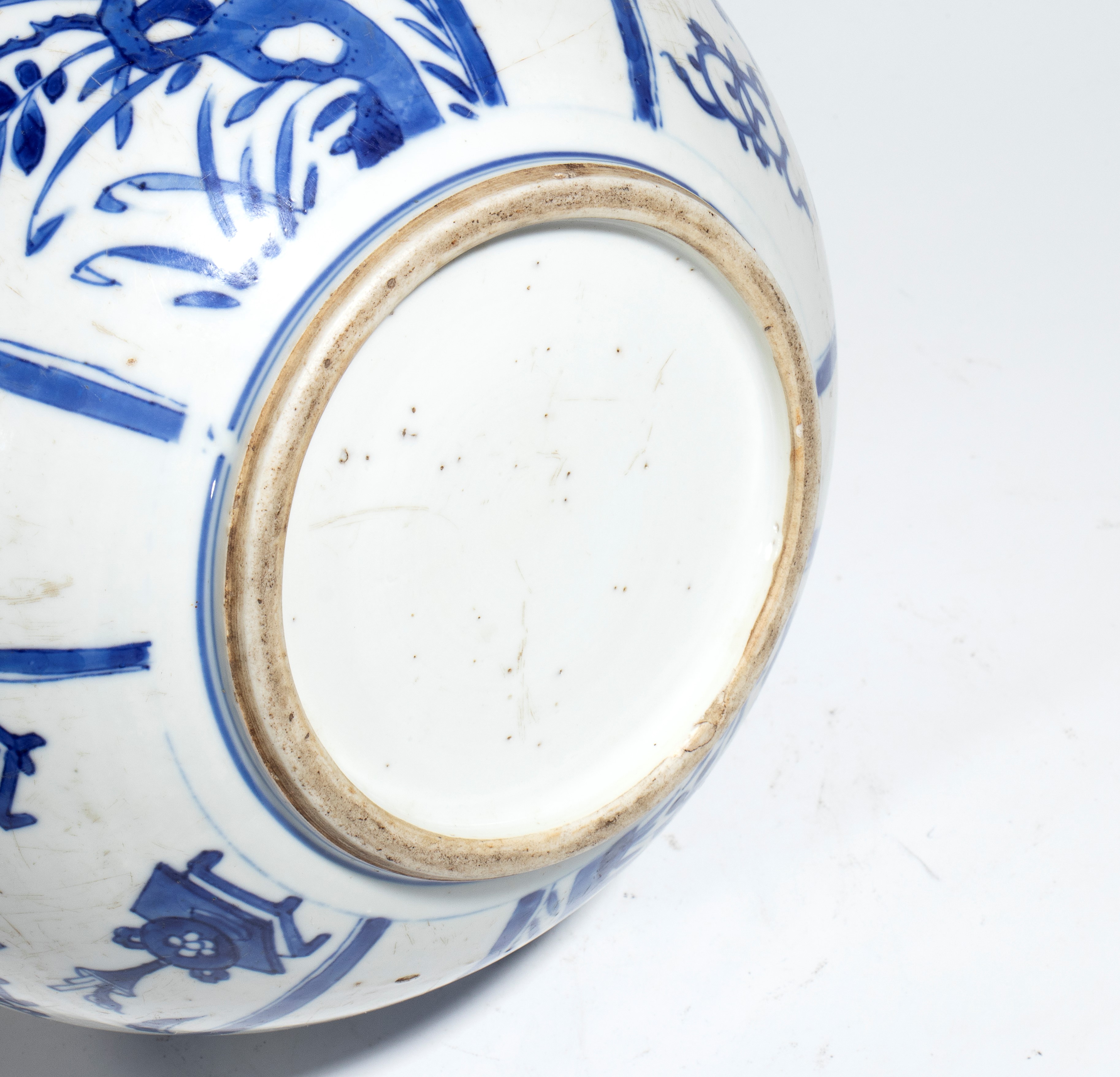 Cina, dinastia Qing (periodo Kangxi), Vaso bottiglia in porcellana bianca e blu con motivi florea...