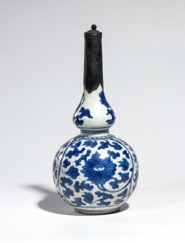 Blue and white porcelain gourd-shaped bottle with a long metal neck and a Turkish-style stopper and chain. China, Qing Dynasty, 18th-19th century.